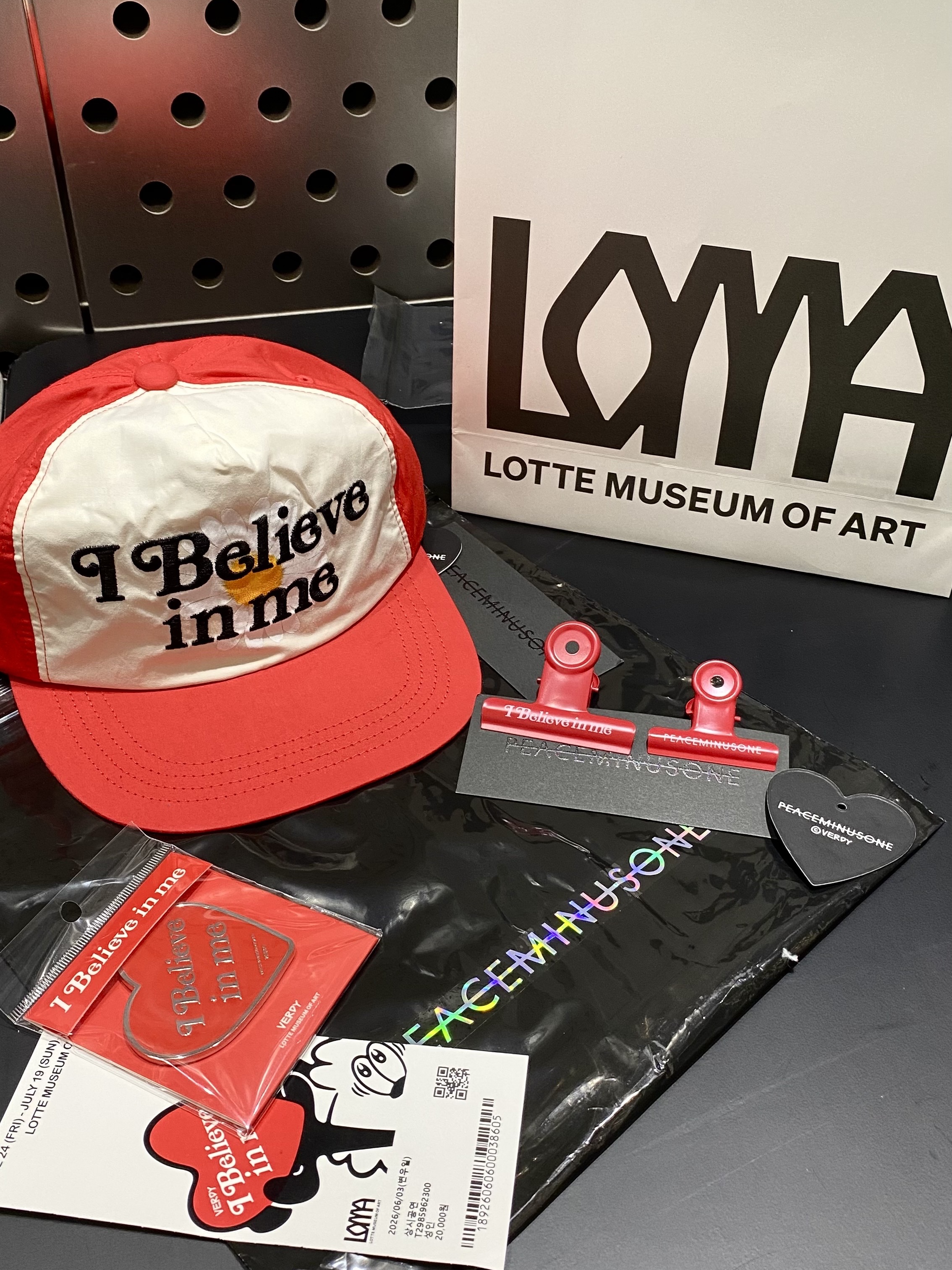 Peaceminusone x Verdy 5 Panel Ball Cap Red, Peaceminusone x Verdy Bulldog Clip Red (Set of 2) 착용 스타일 - 2