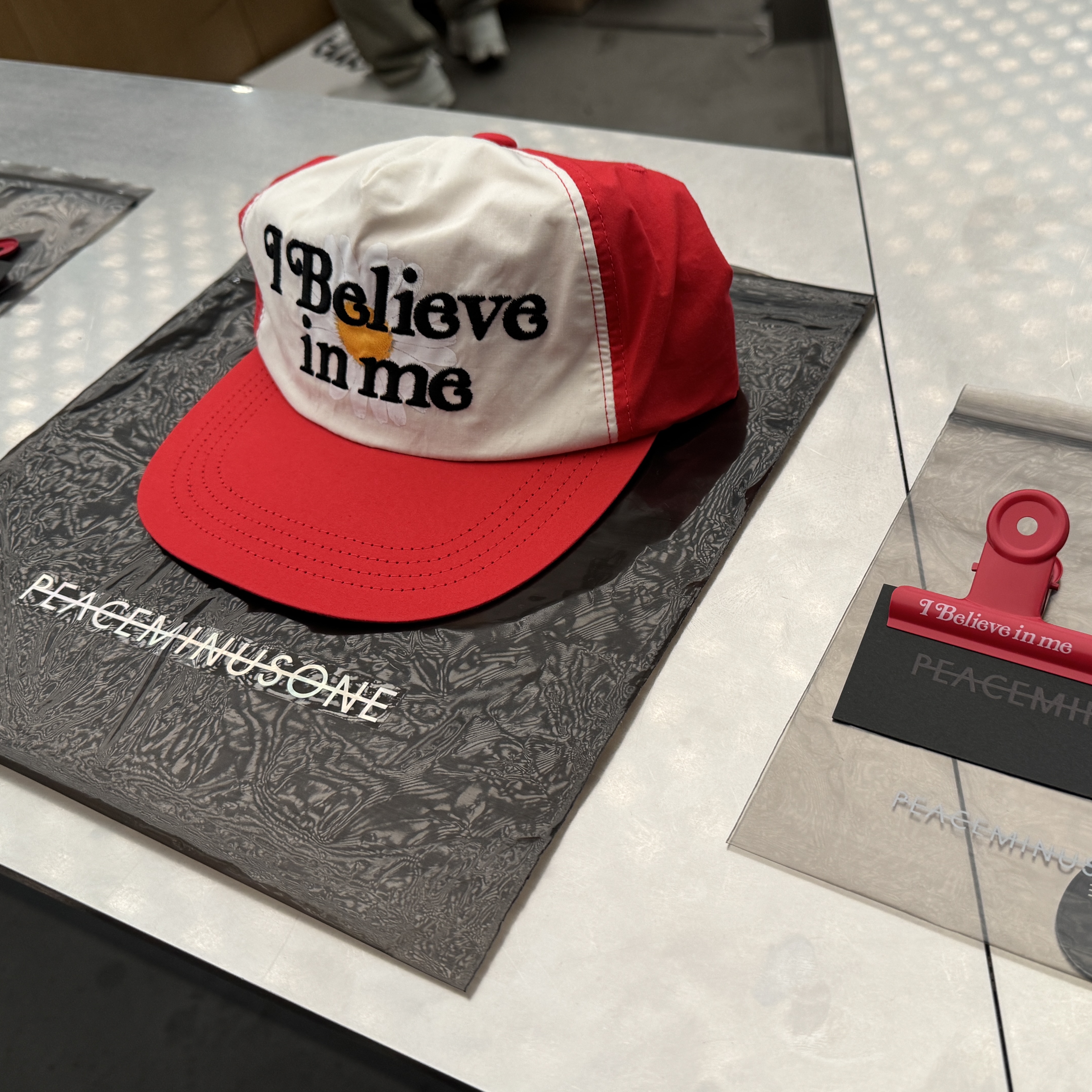 Peaceminusone x Verdy 5 Panel Ball Cap Red 착용 스타일