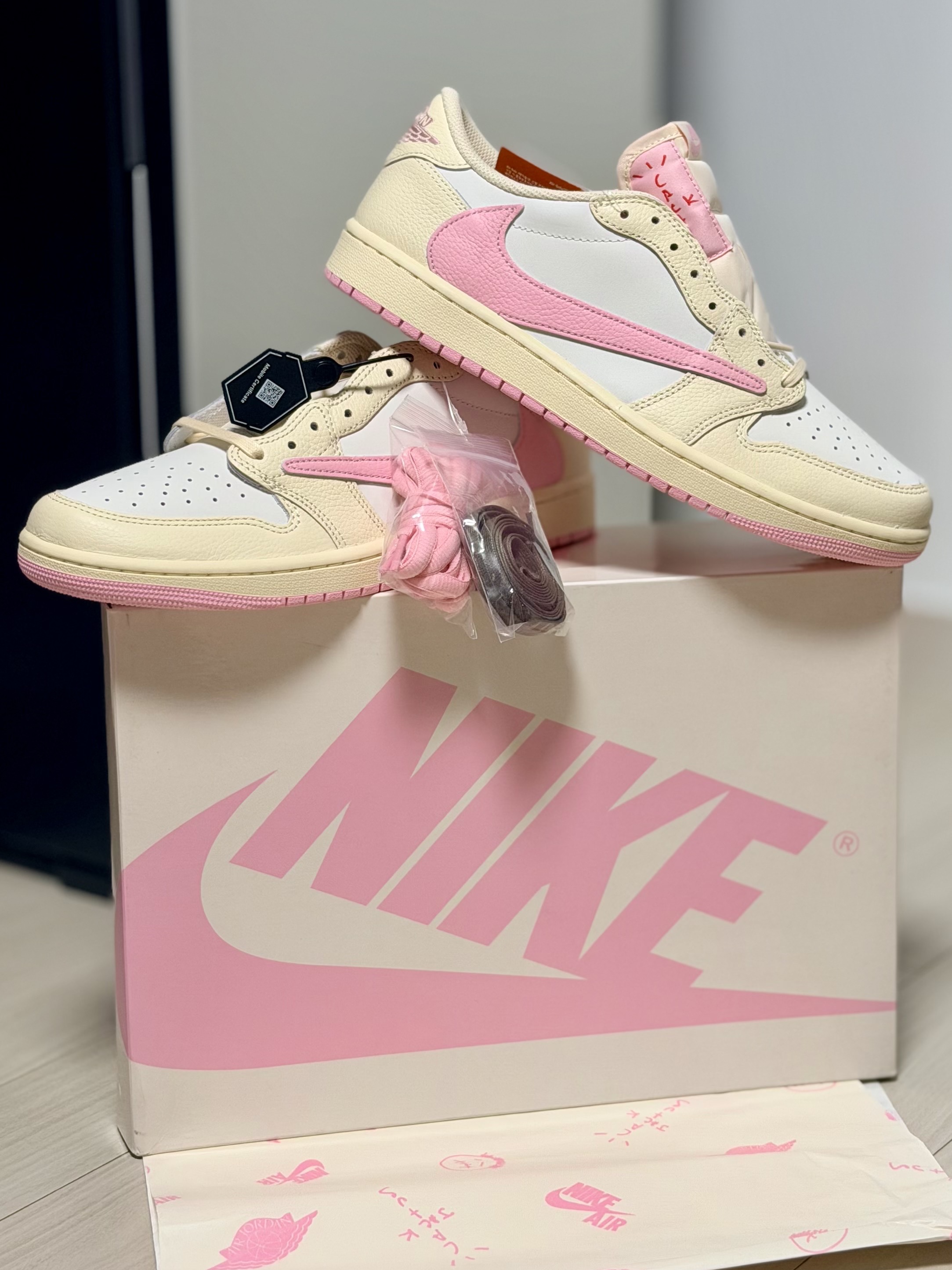Jordan 1 x Travis Scott Retro Low OG SP Muslin Shy Pink 착용 스타일