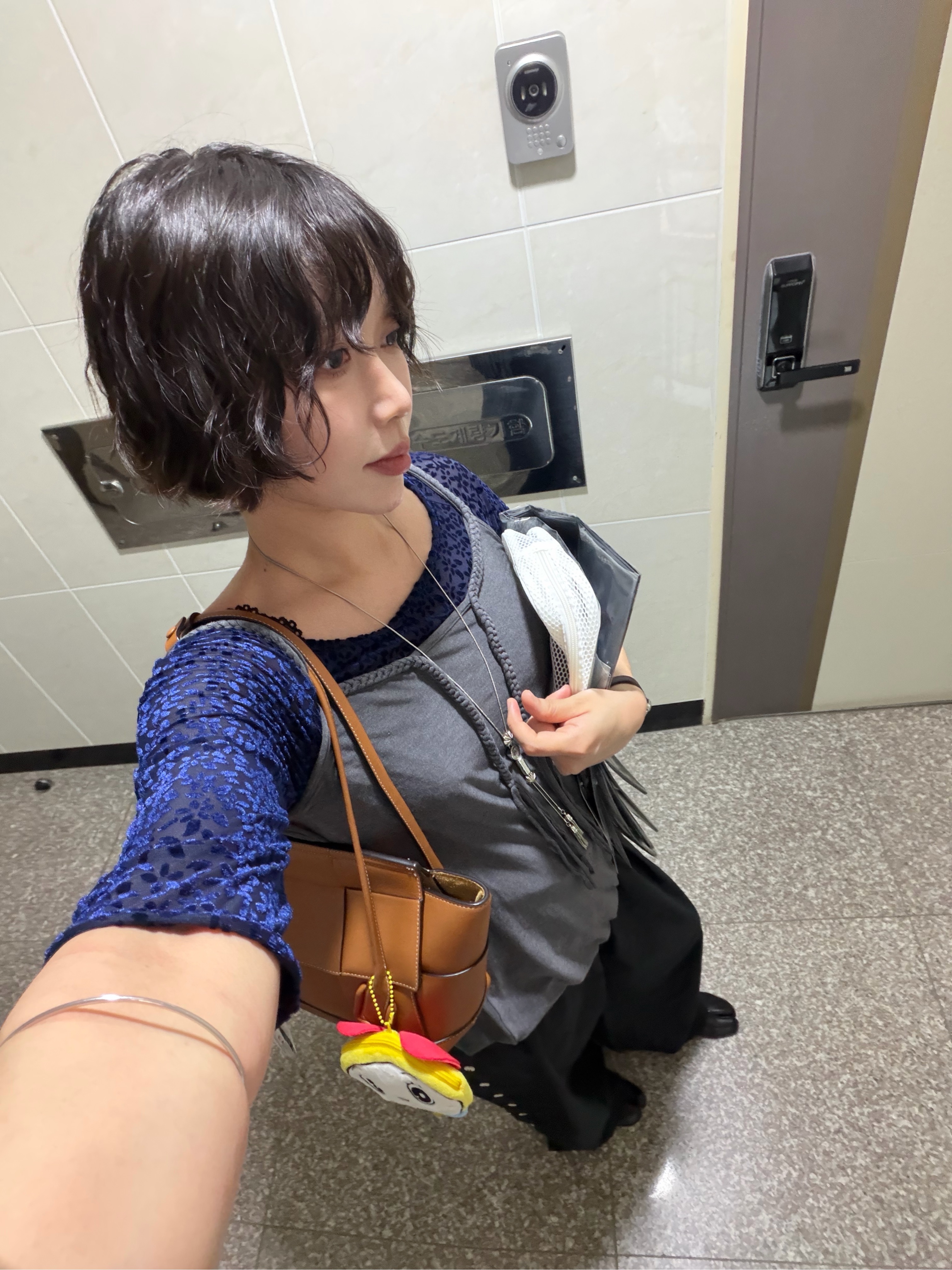Bottega Veneta Medium Arco Tote Bag Curry 착용 스타일
