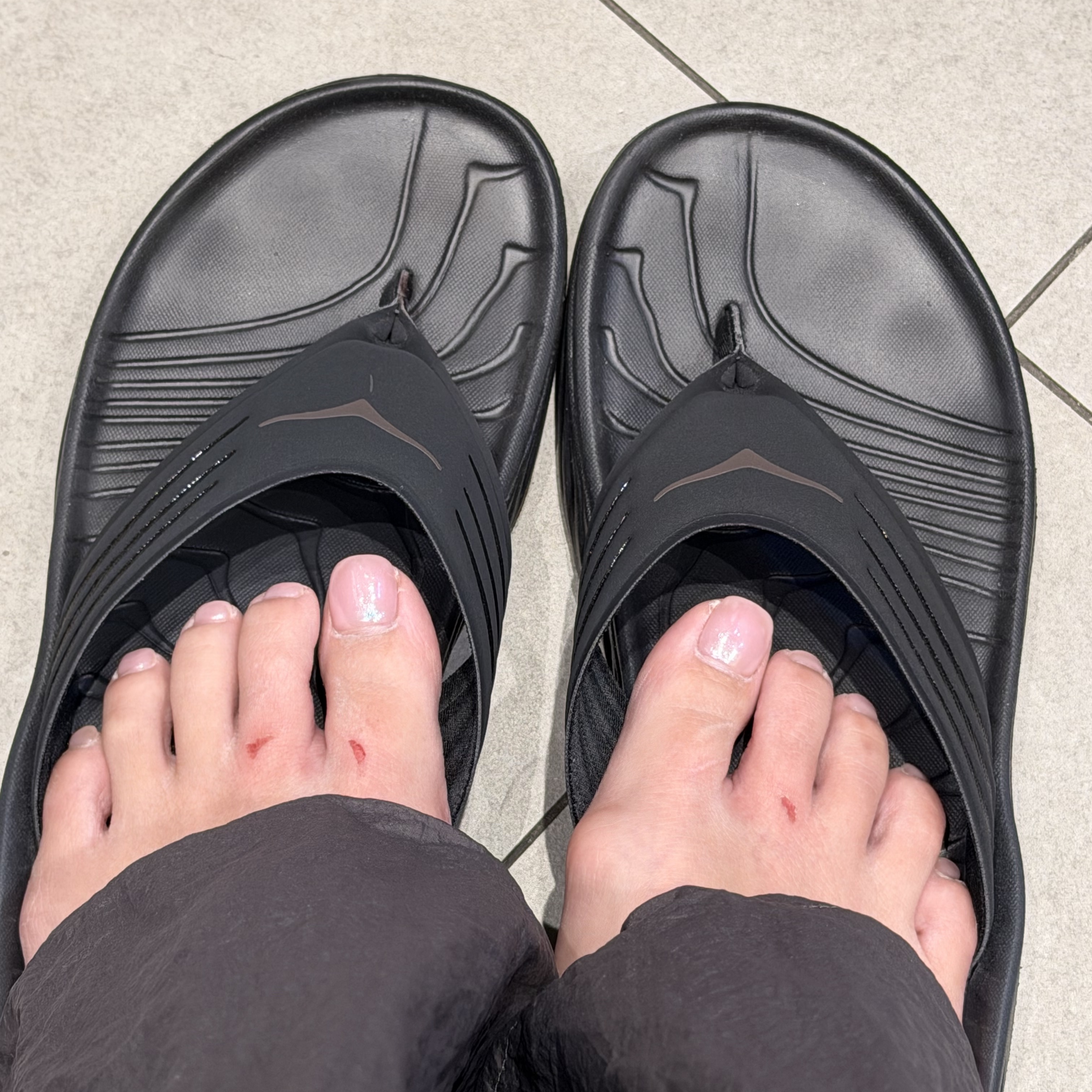 Hoka Ora Recovery Flip Black 착용 스타일