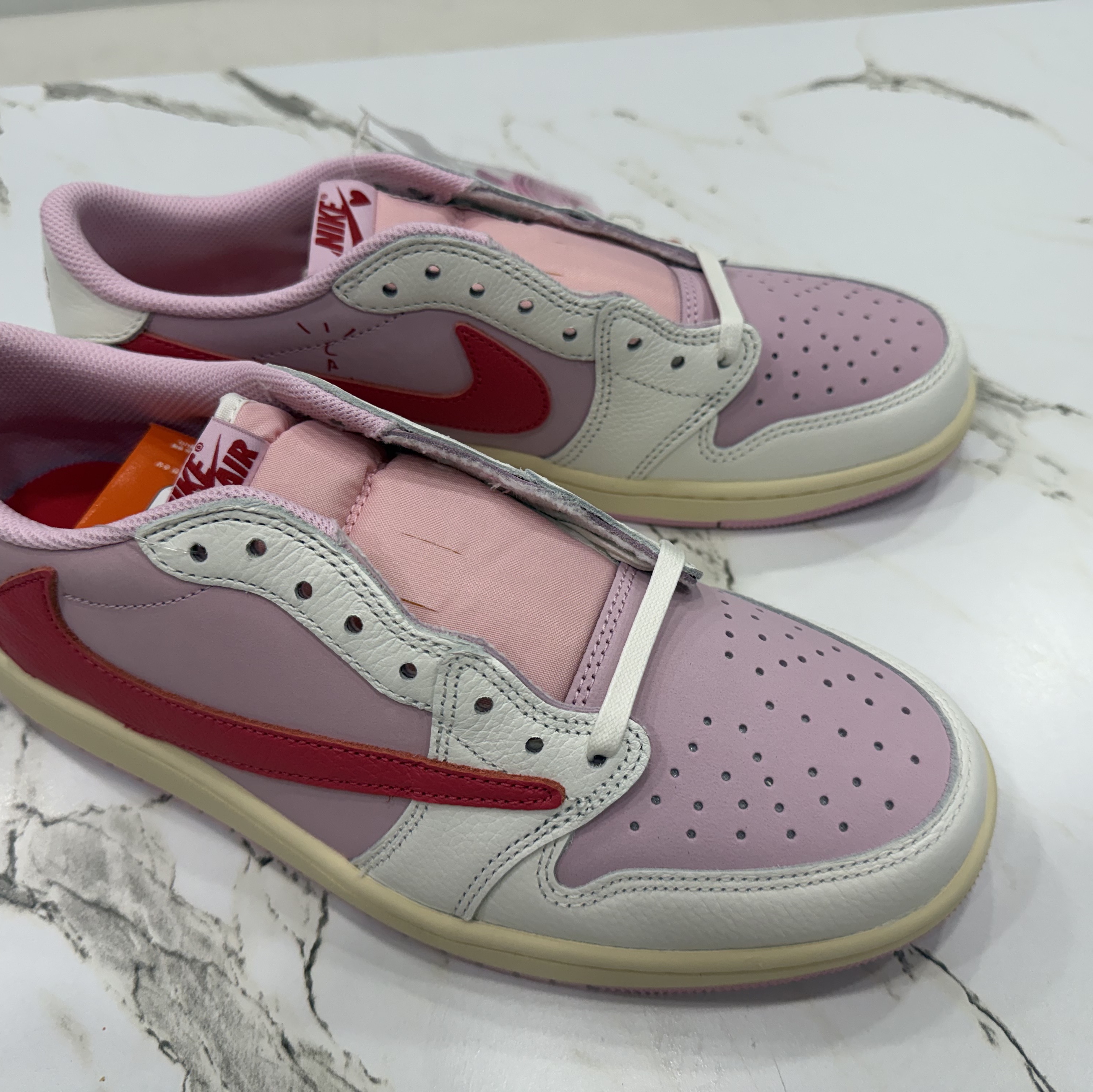 Jordan 1 x Travis Scott Retro Low OG SP Sail Tropical Pink 착용 스타일 - 2