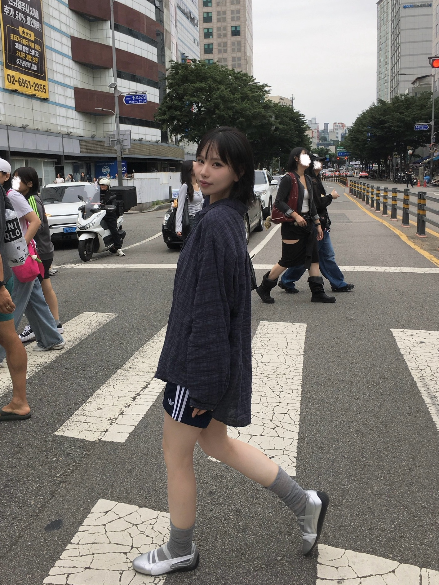(W) Puma Speedcat Ballet Metallic Puma Silver Puma White, (W) Adidas Firebird Shorts Dark Blue - KR Sizing 착용 스타일