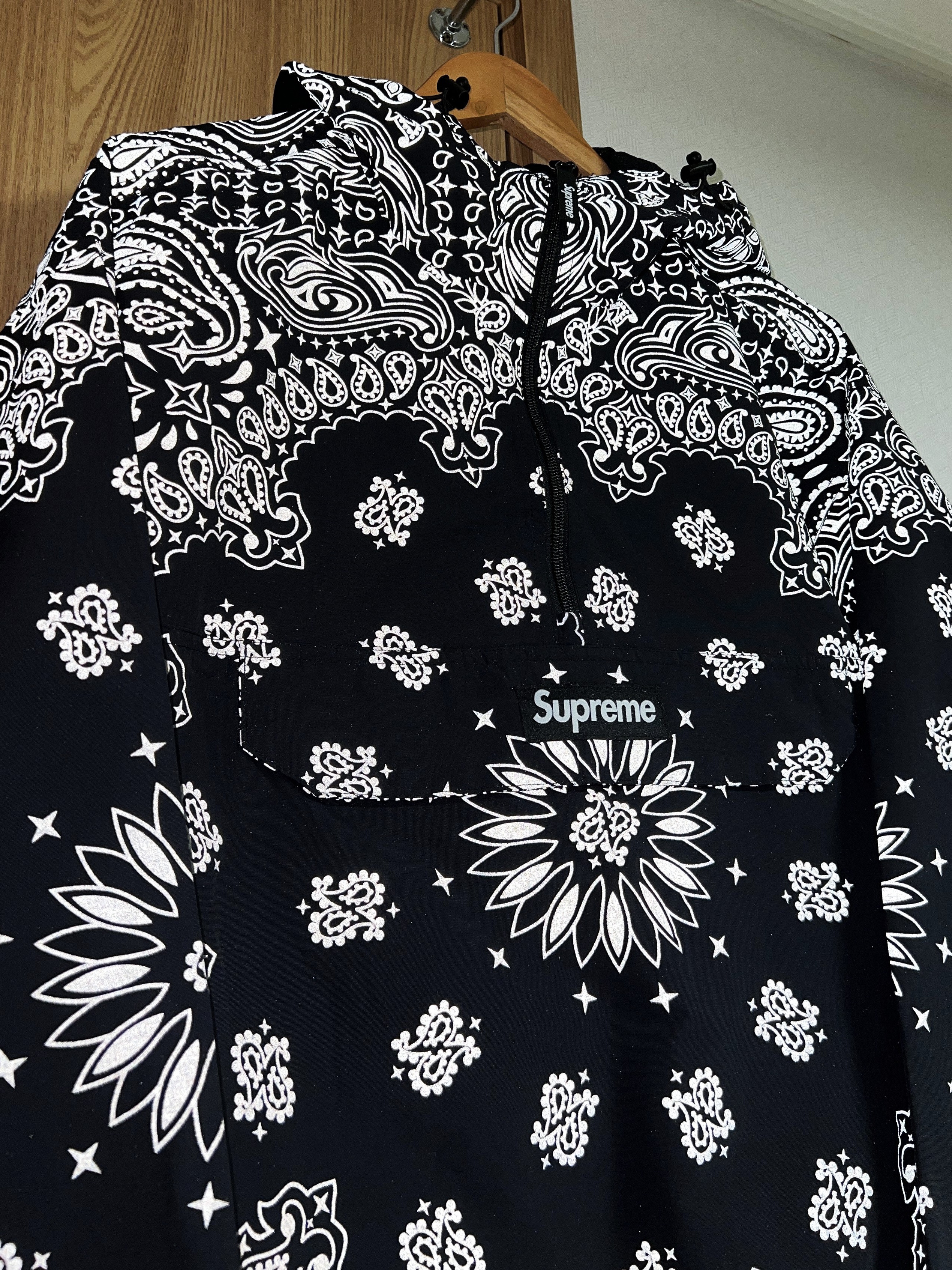 Supreme Reflective Bandana Anorak Black - 26SS 착용 스타일 - 3