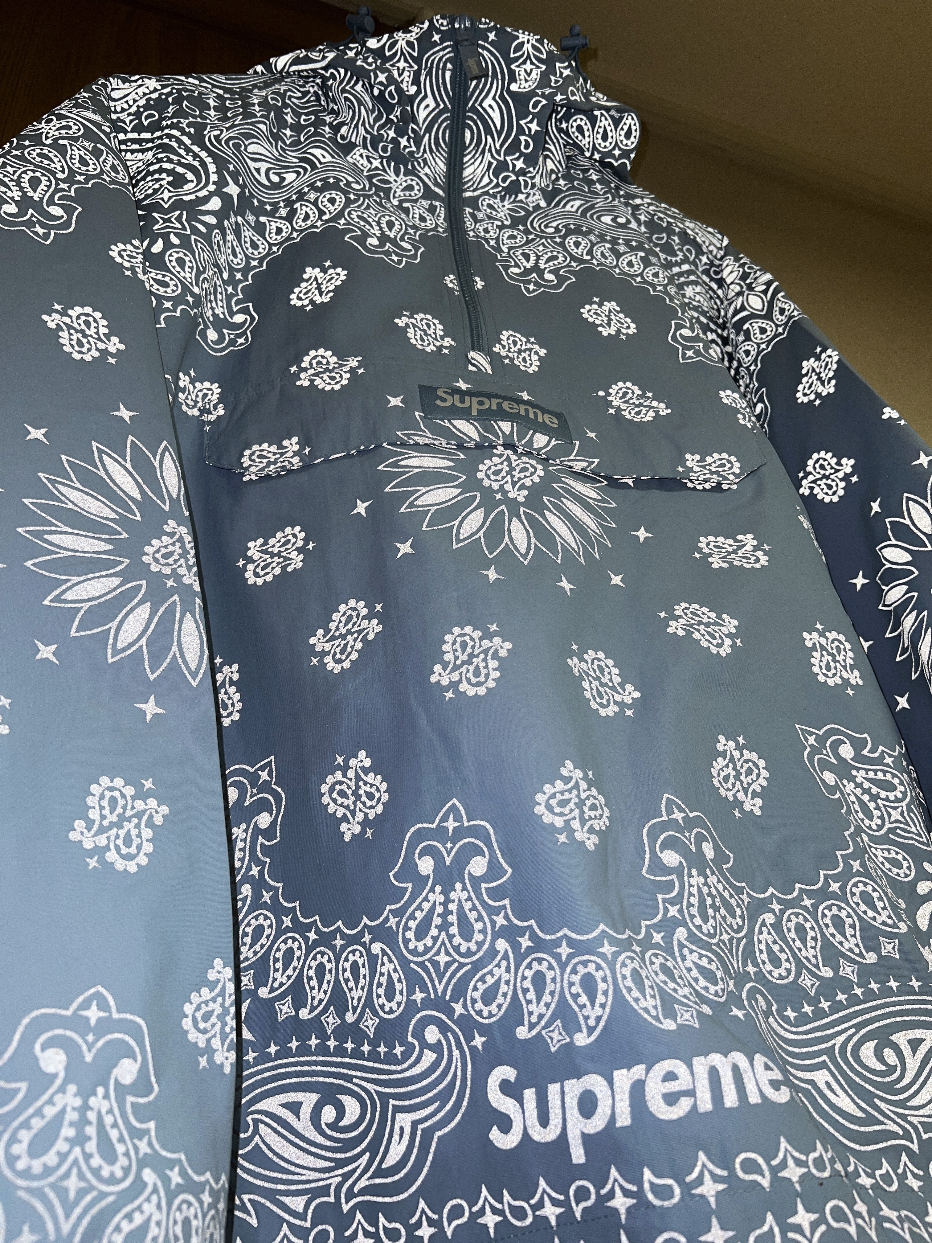 Supreme Reflective Bandana Anorak Light Blue - 26SS 착용 스타일 - 3
