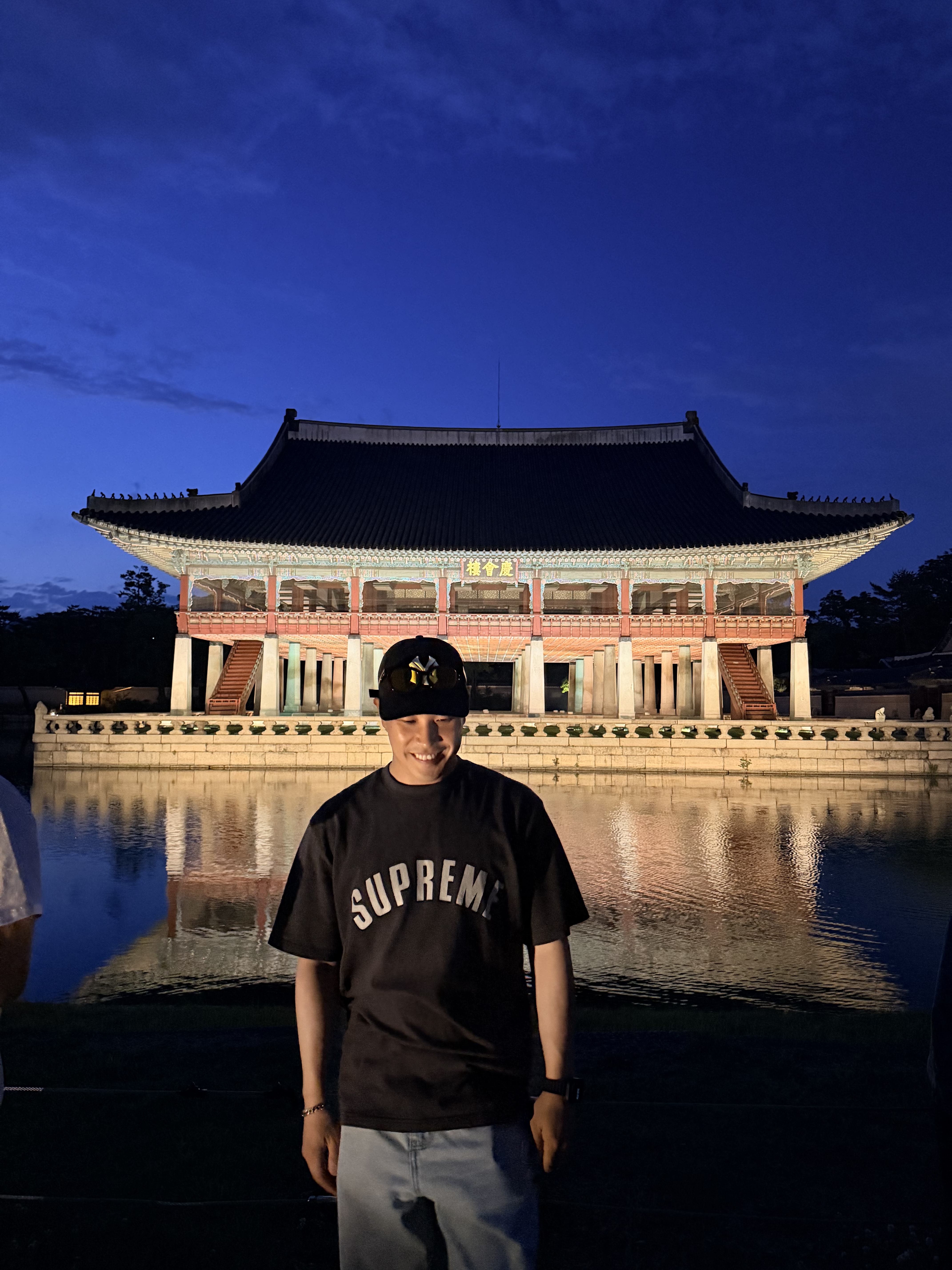 Supreme Cracked Arc S/S Top Black - 24SS, MLB Q-Fit Unstructured Ball Cap New York Yankees Black 착용 스타일