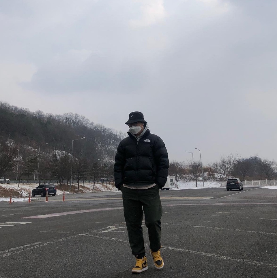 Jordan 1 Retro High OG Pollen, The North Face 1996 Retro Nuptse Down Jacket TNF Black 착용 스타일