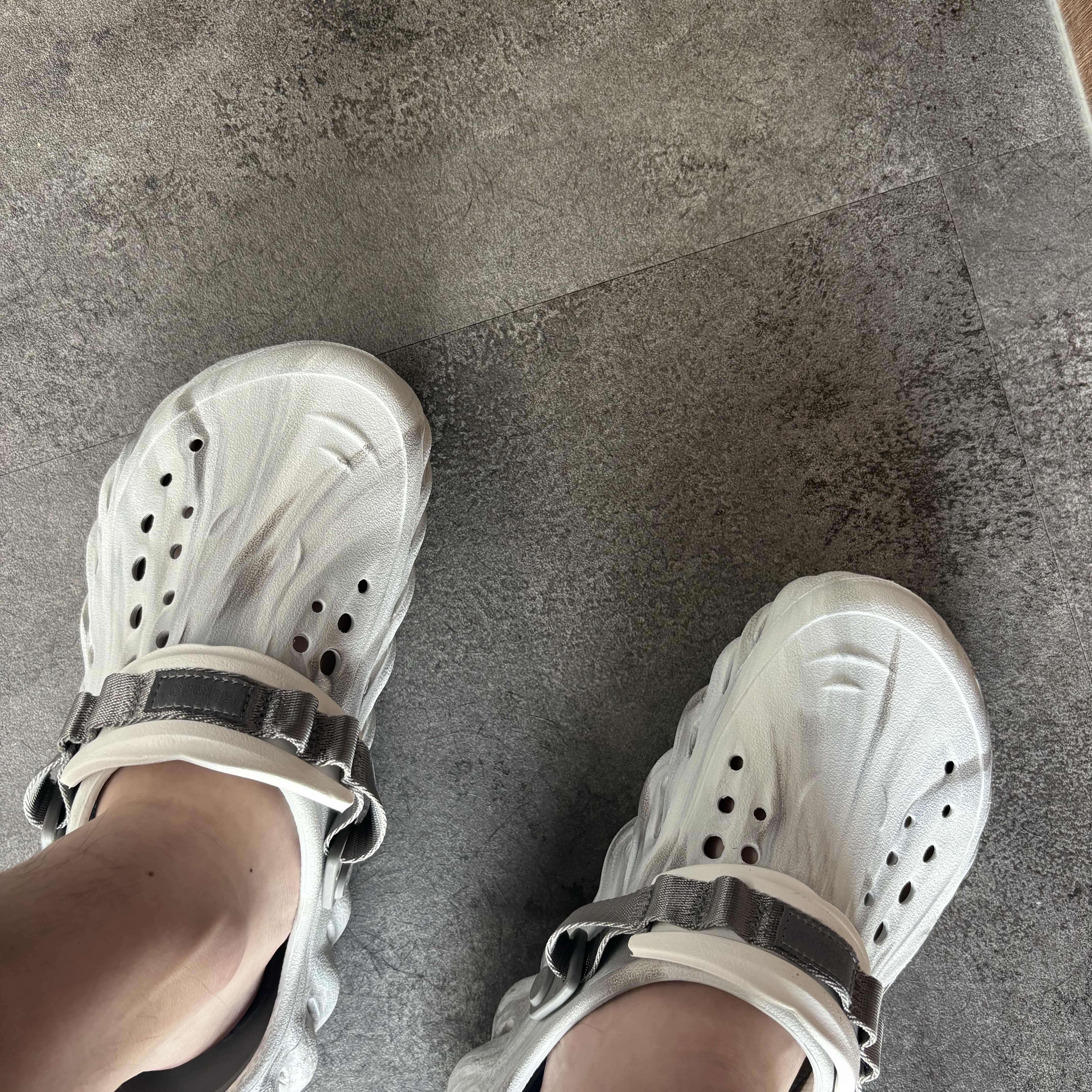 Crocs Echo Marbled Clog Moonlight Multi 착용 스타일 - 1