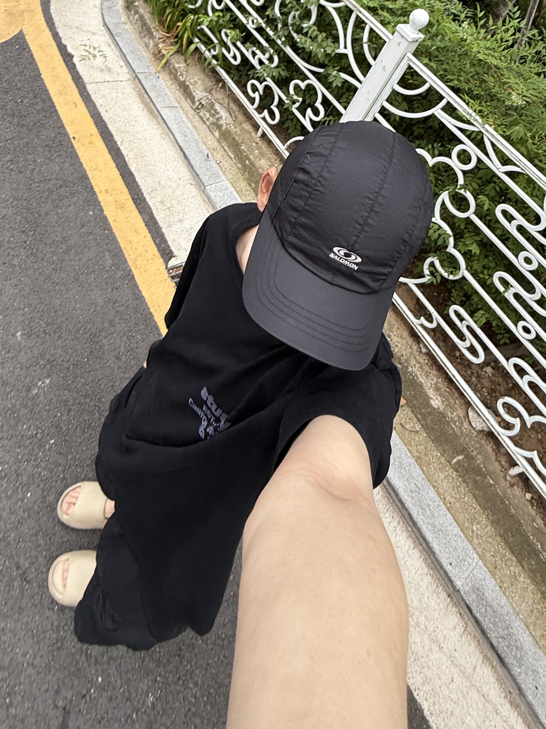 Adidas Yeezy Slide Bone 2022/2023, Stussy California Grown Pigment Dyed T-Shirt Black 착용 스타일 - 1
