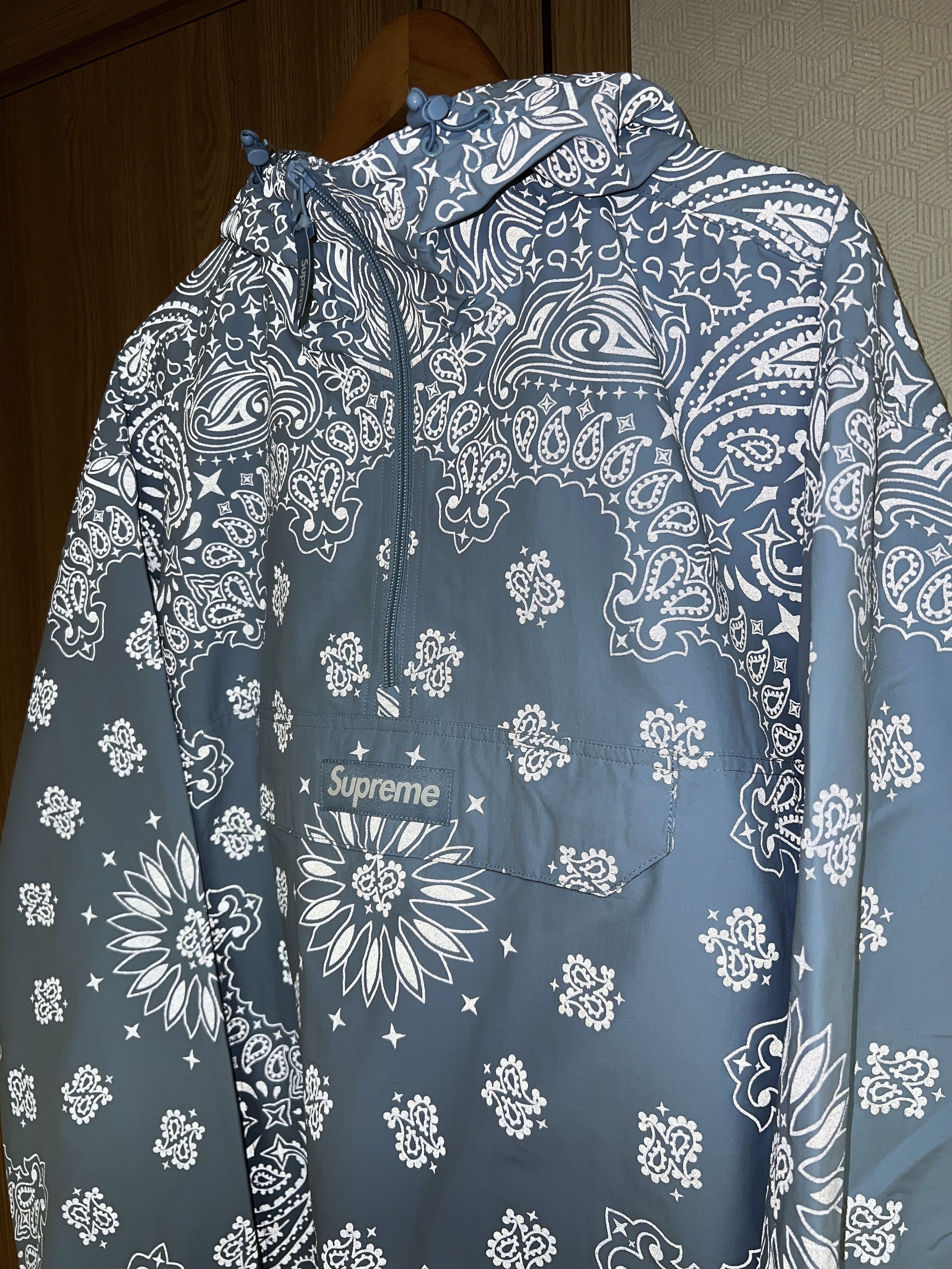 Supreme Reflective Bandana Anorak Light Blue - 26SS 착용 스타일 - 6