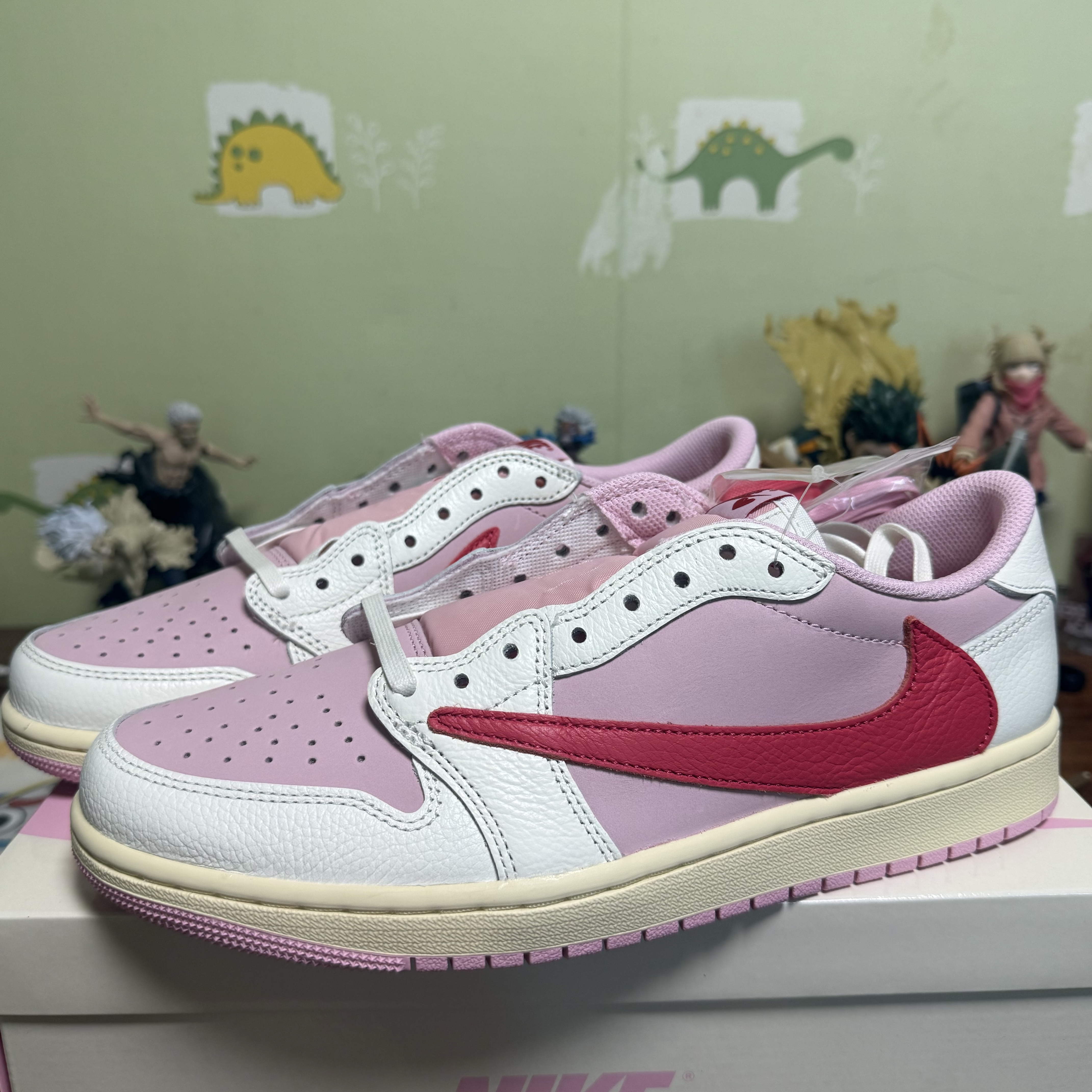 Jordan 1 x Travis Scott Retro Low OG SP Sail Tropical Pink 착용 스타일 - 2