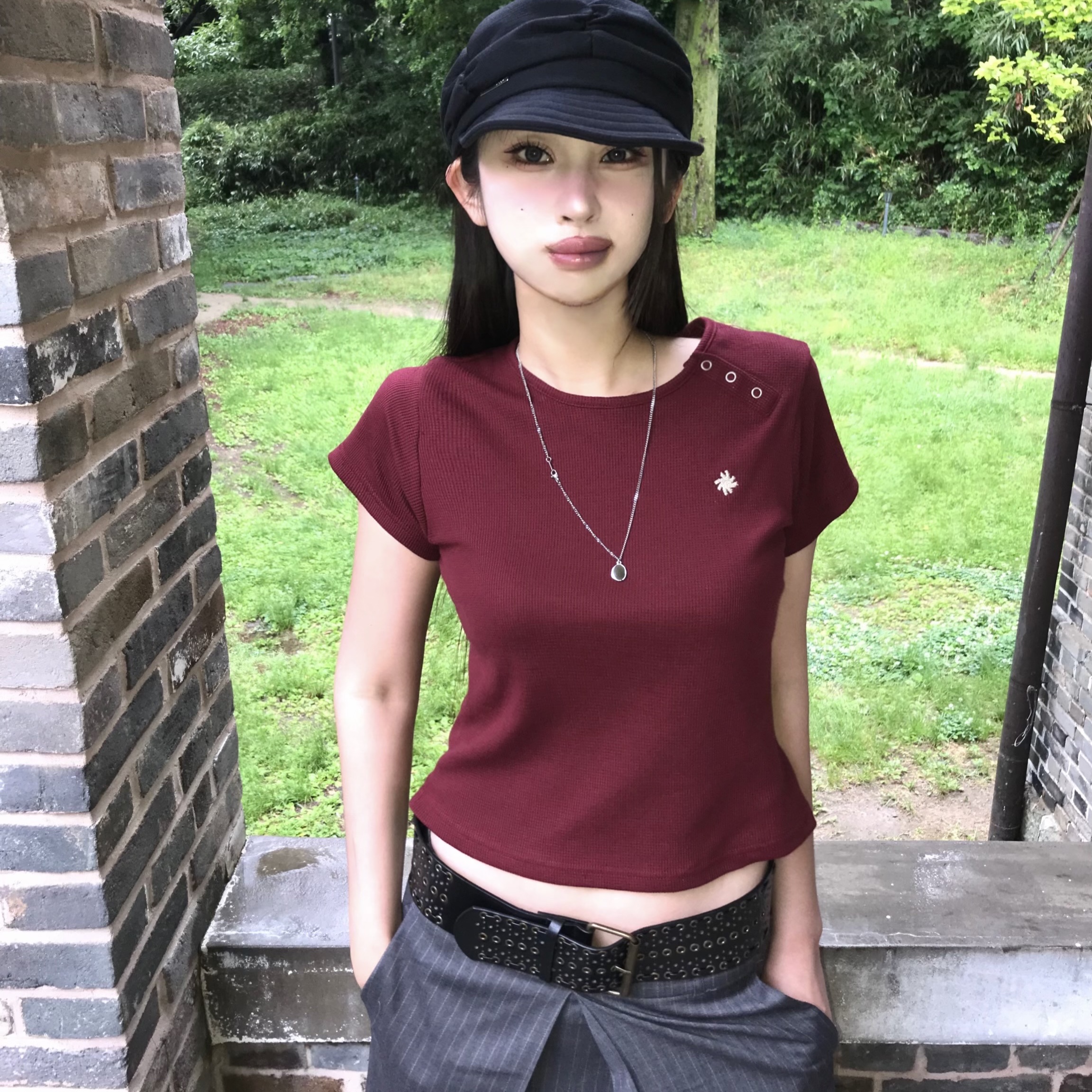 SLOW RECORD HOUSE Henley Neck Eyelet T-Shirt Burgundy 착용 스타일 - 2