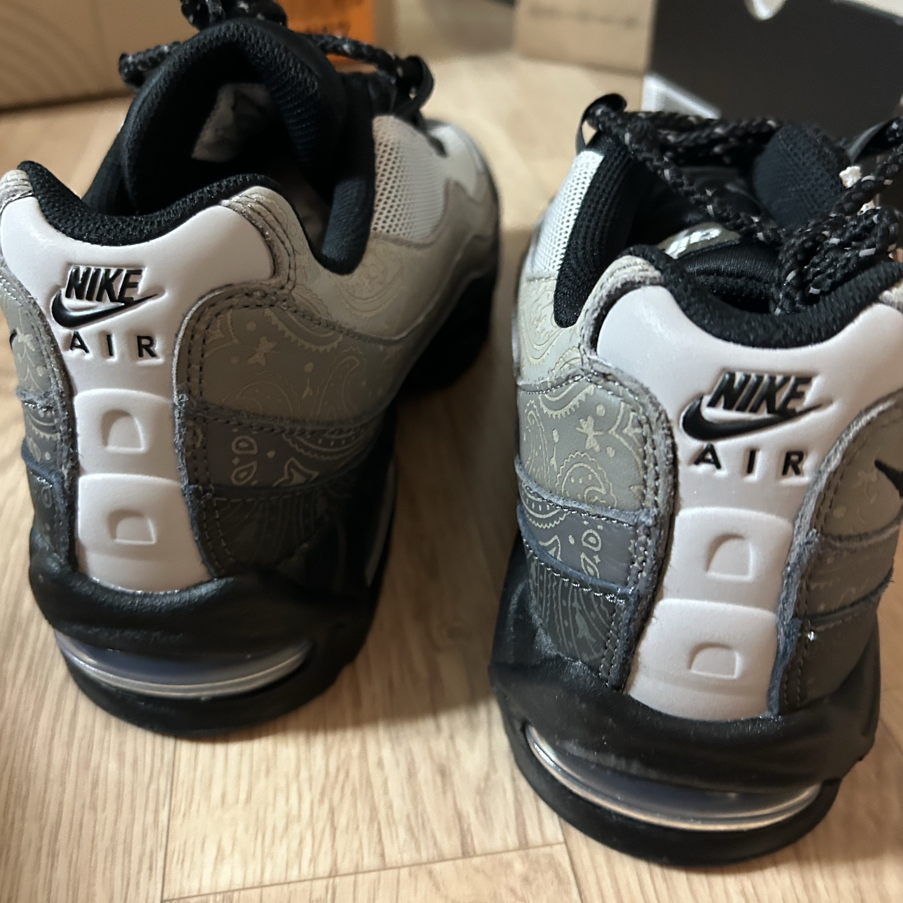 Nike Air Max 95 Big Bubble Pearl Grey and Light Charcoal 착용 스타일