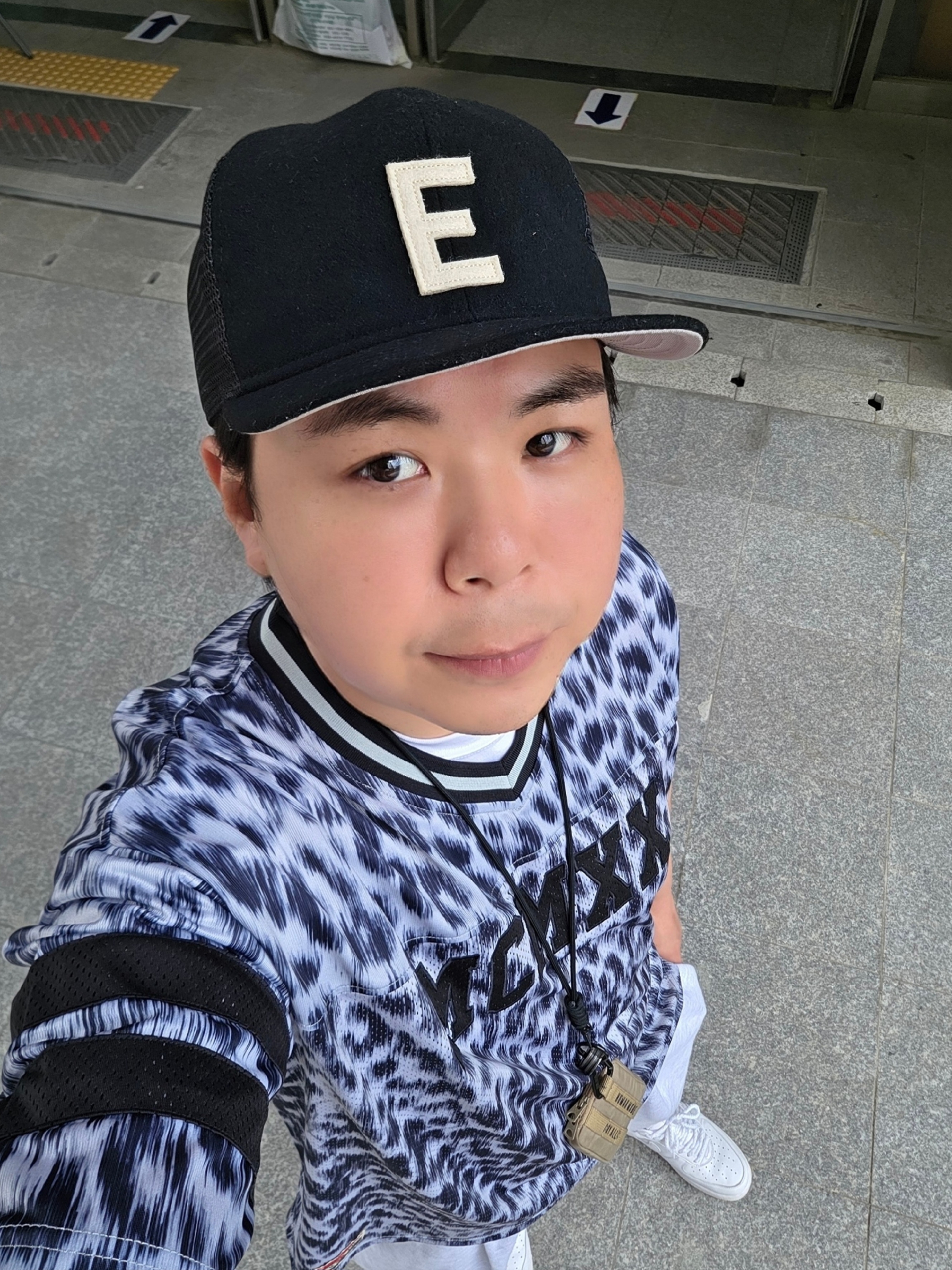 Essentials x New Era E Trucker Cap Black, Human Made Military Card Case Beige 착용 스타일 - 1