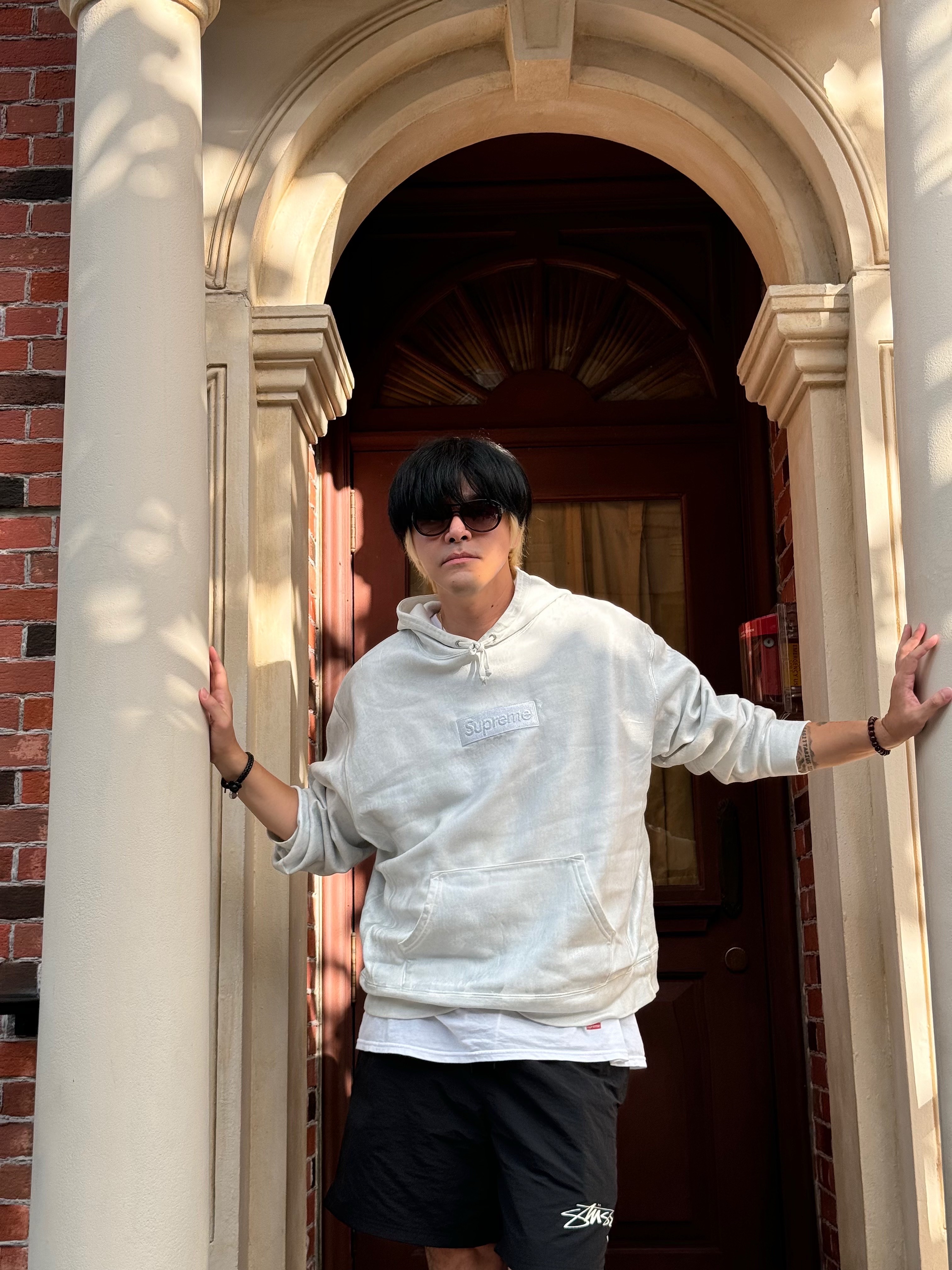 Supreme x MM6 Maison Margiela Foil Box Logo Hooded Sweatshirt White - 24SS, Nike x Stussy Shorts Black (FJ9167-010) 착용 스타일 - 5