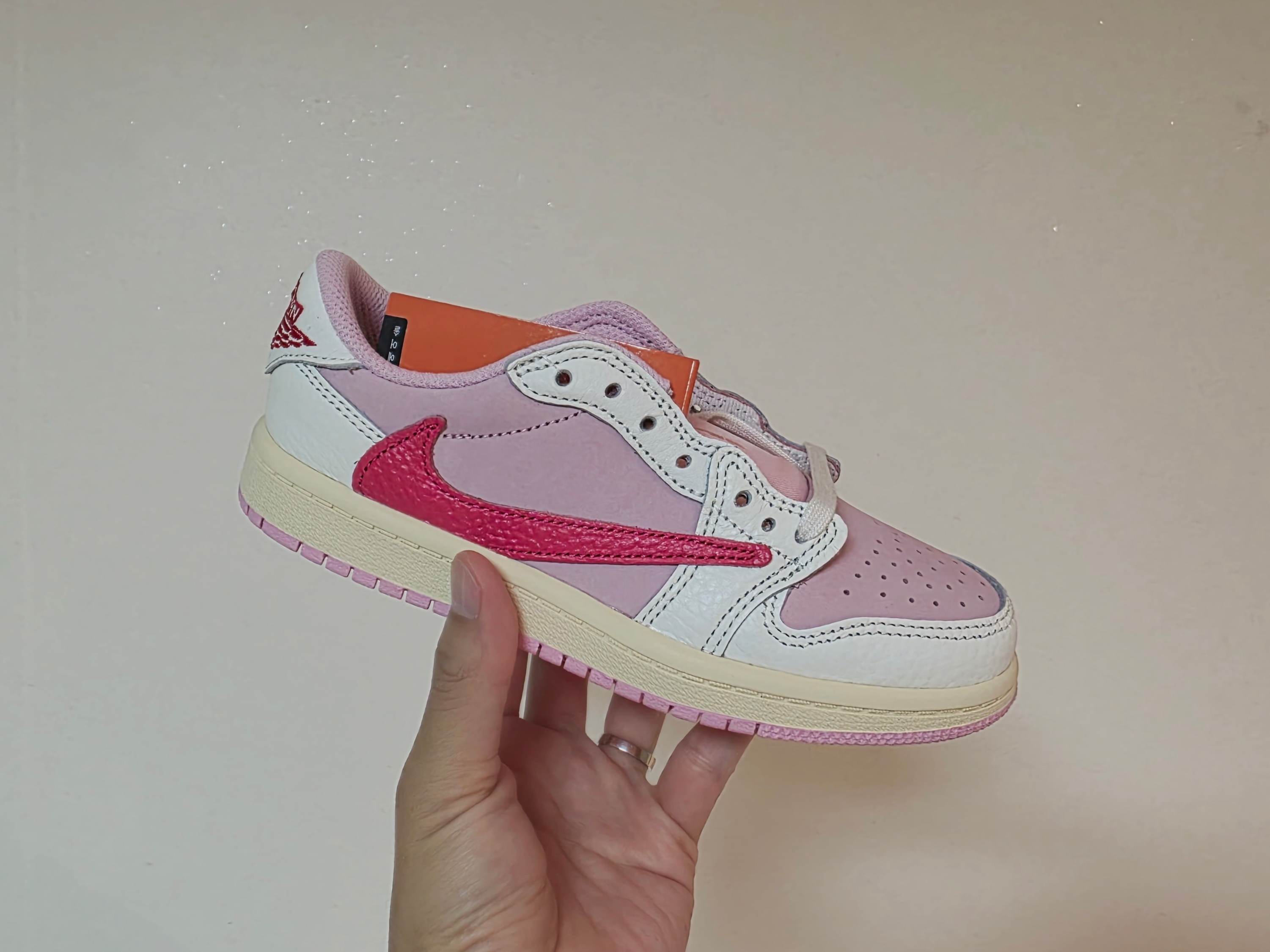 (PS) Jordan 1 x Travis Scott Retro Low OG SP Sail Tropical Pink 착용 스타일 - 1
