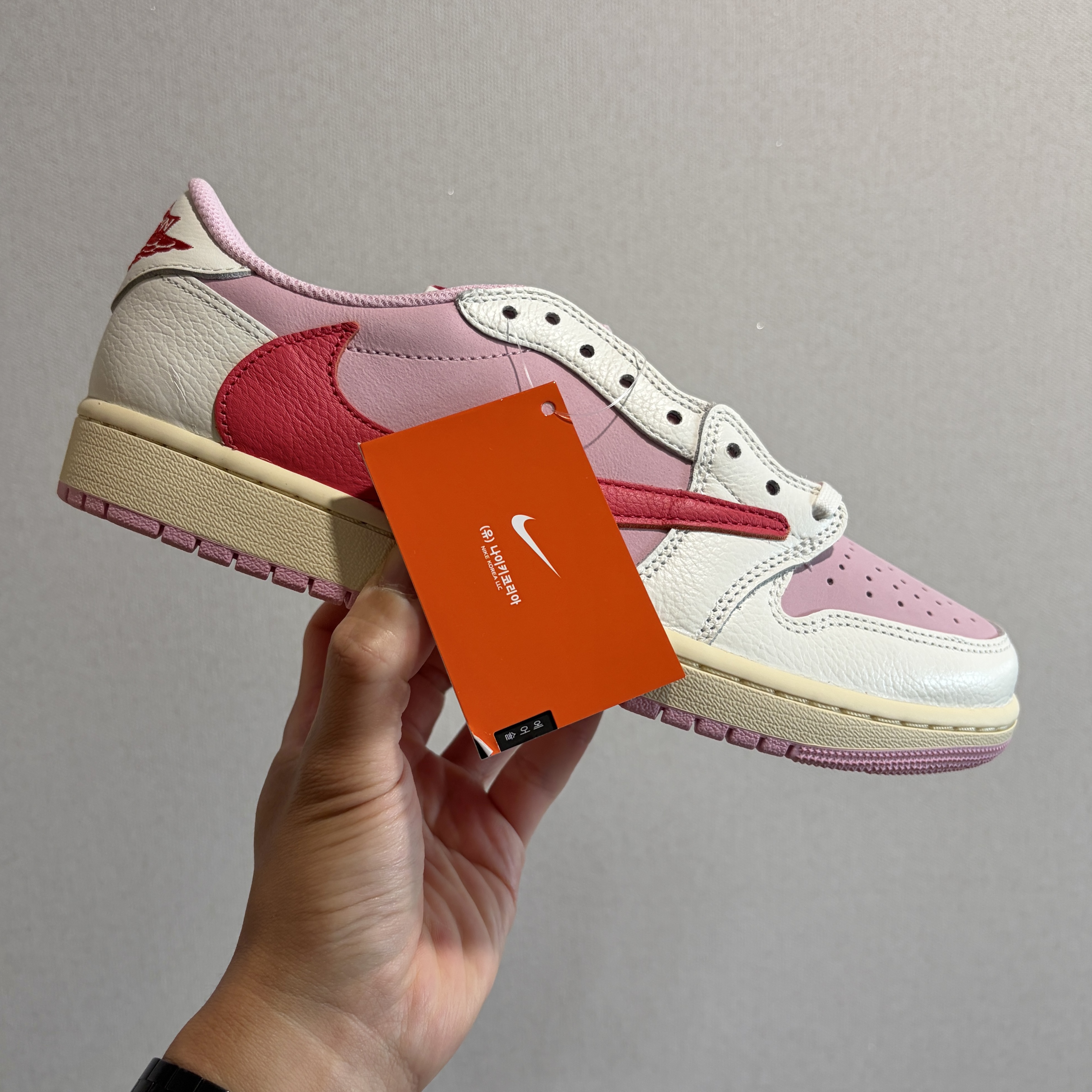 Jordan 1 x Travis Scott Retro Low OG SP Sail Tropical Pink 착용 스타일