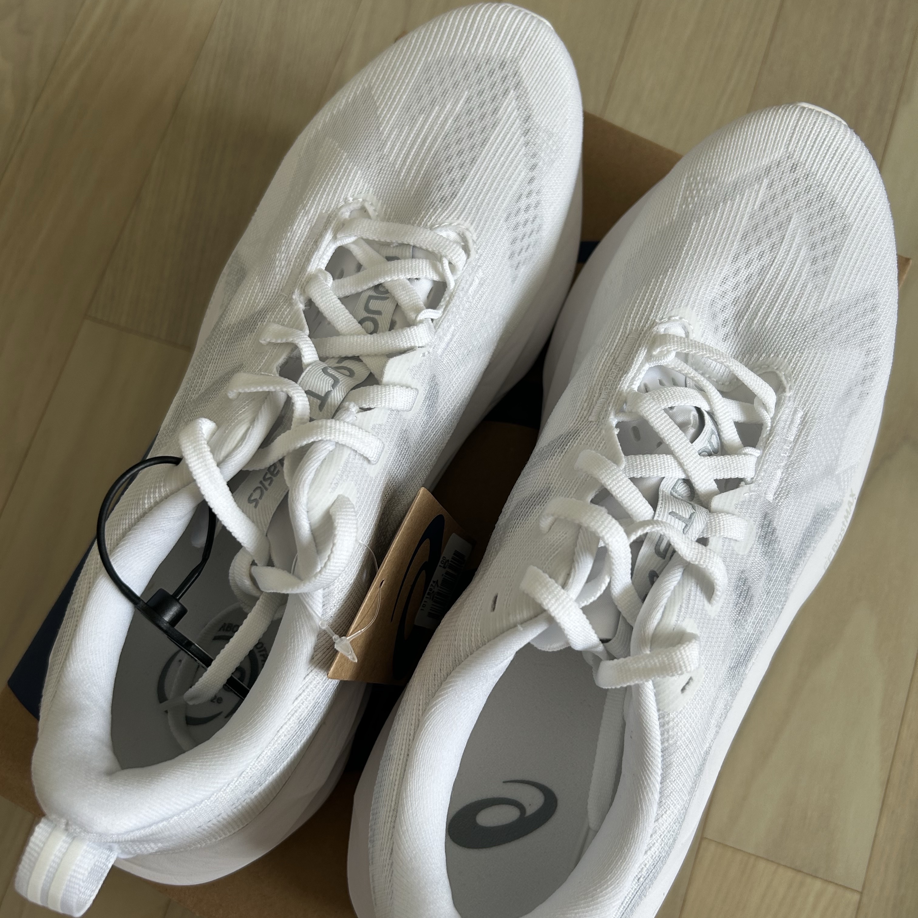Asics Novablast 5 White Piedmont Grey 착용 스타일 - 3
