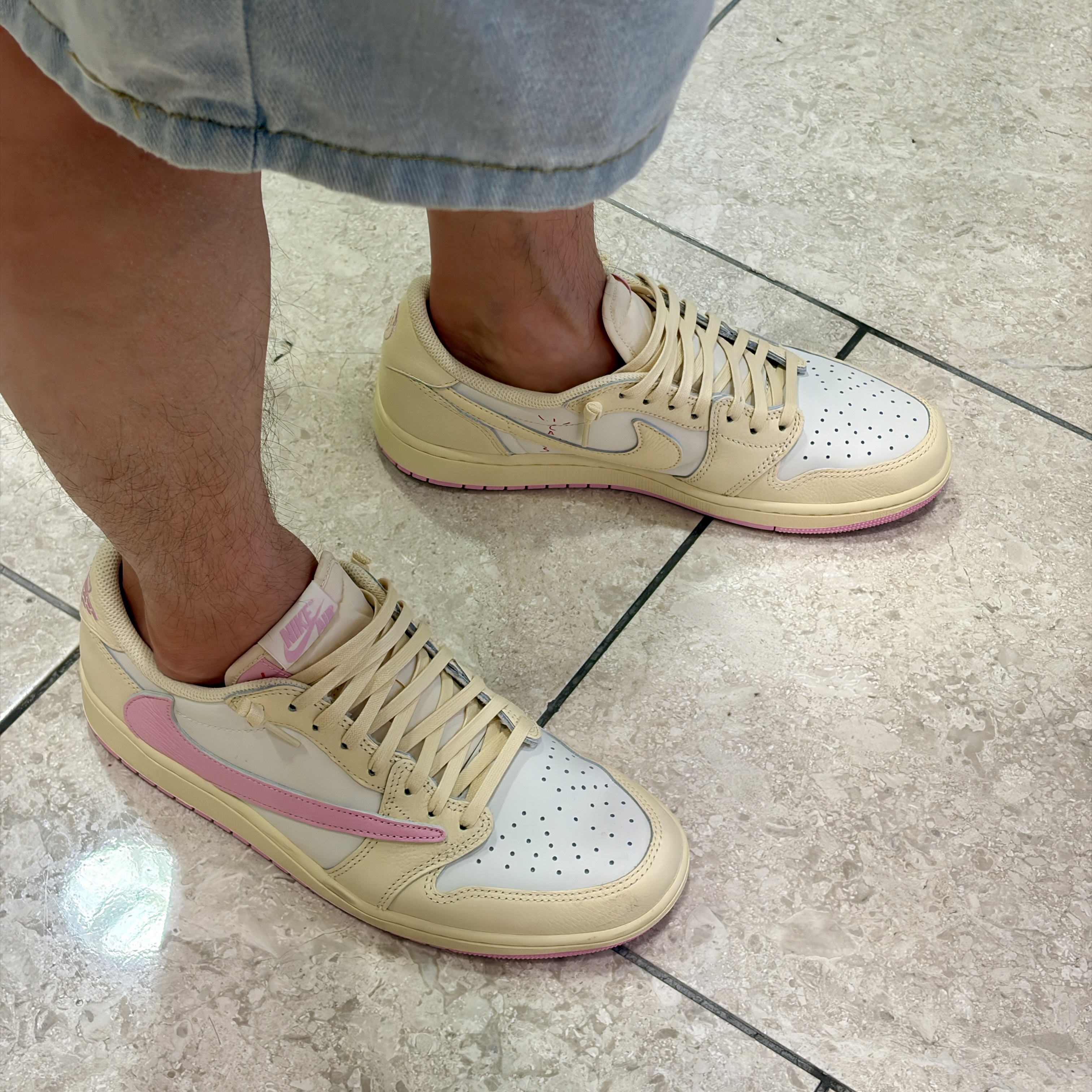 Jordan 1 x Travis Scott Retro Low OG SP Muslin Shy Pink 착용 스타일 - 3