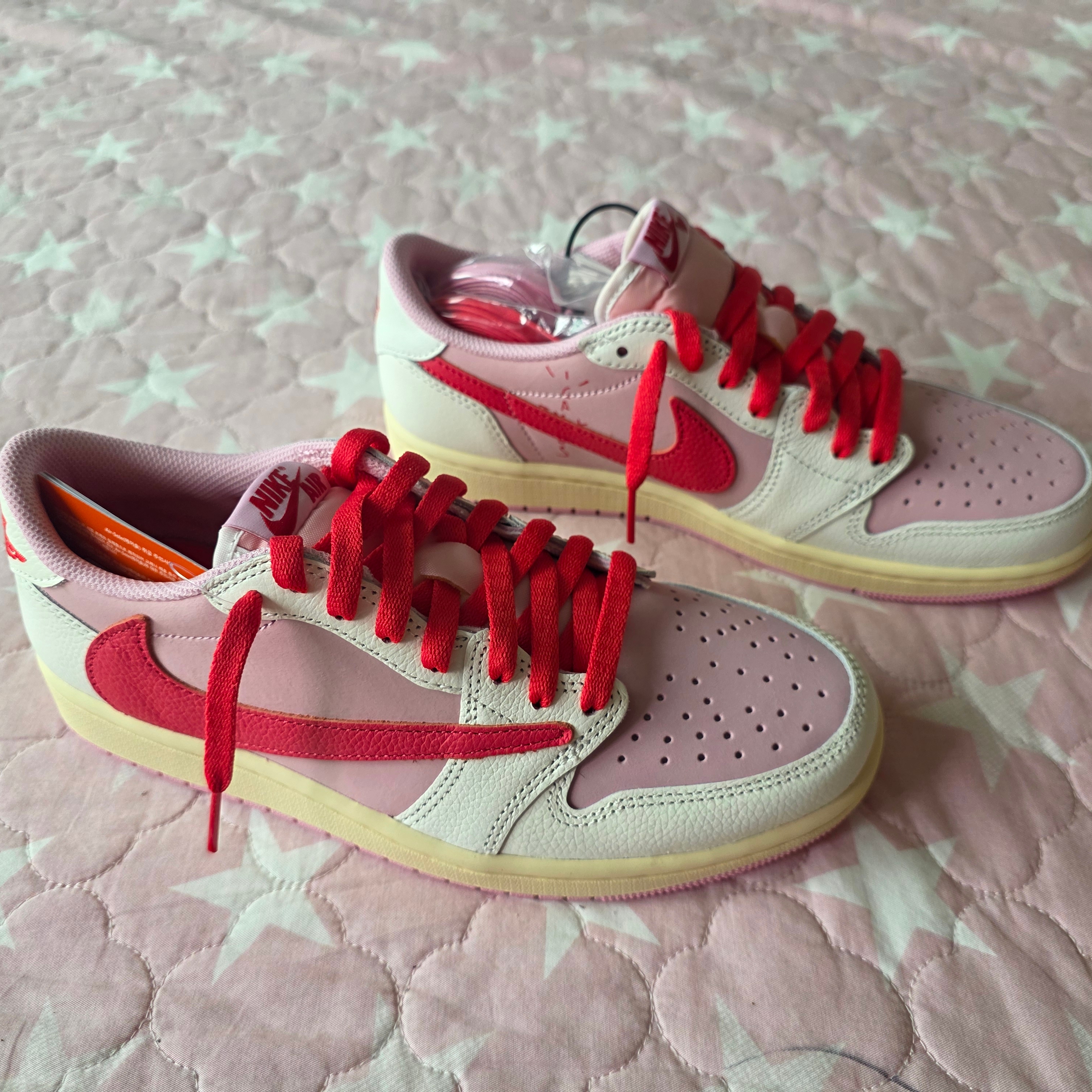 Jordan 1 x Travis Scott Retro Low OG SP Sail Tropical Pink 착용 스타일 - 2