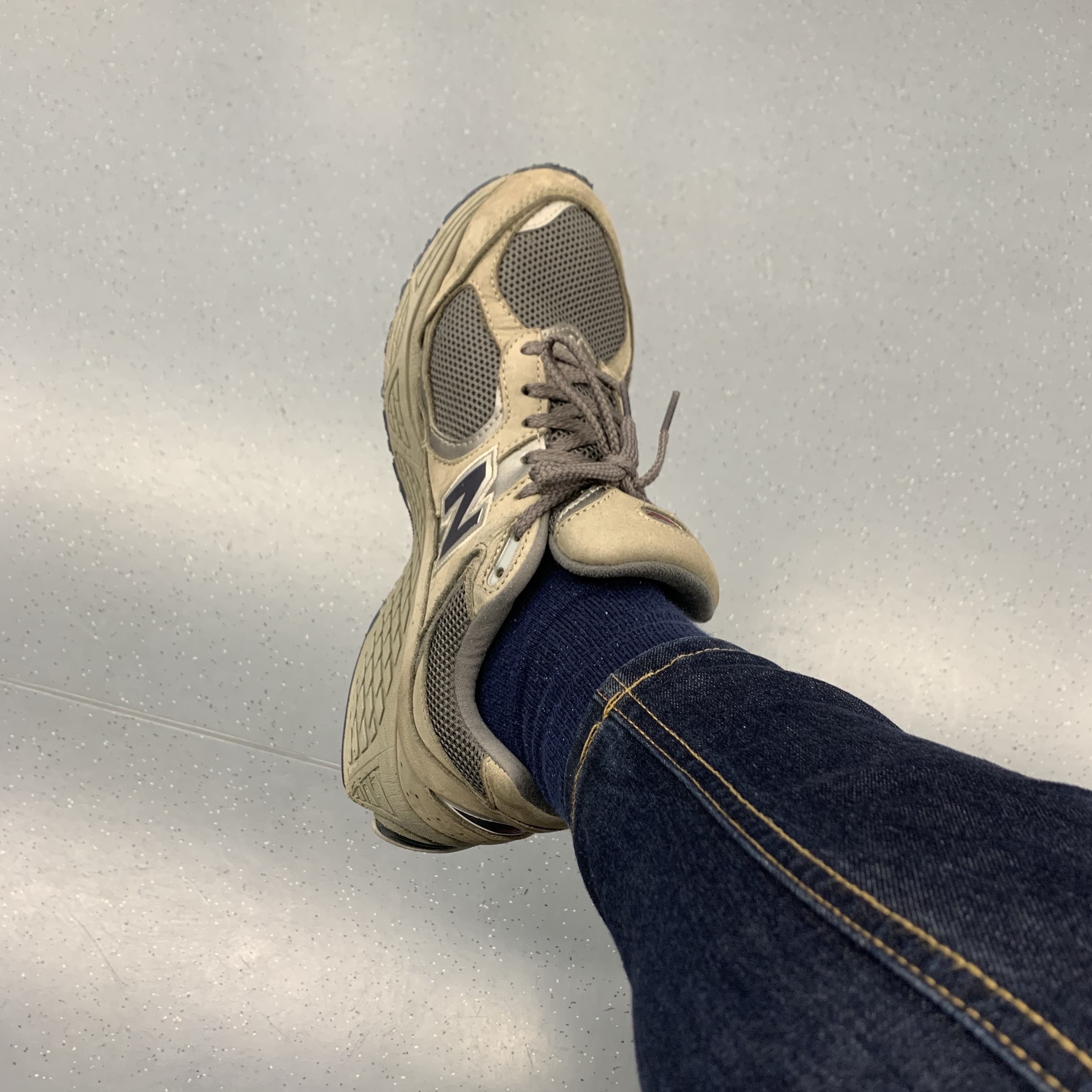 New Balance 2002R Gray 착용 스타일 - 2