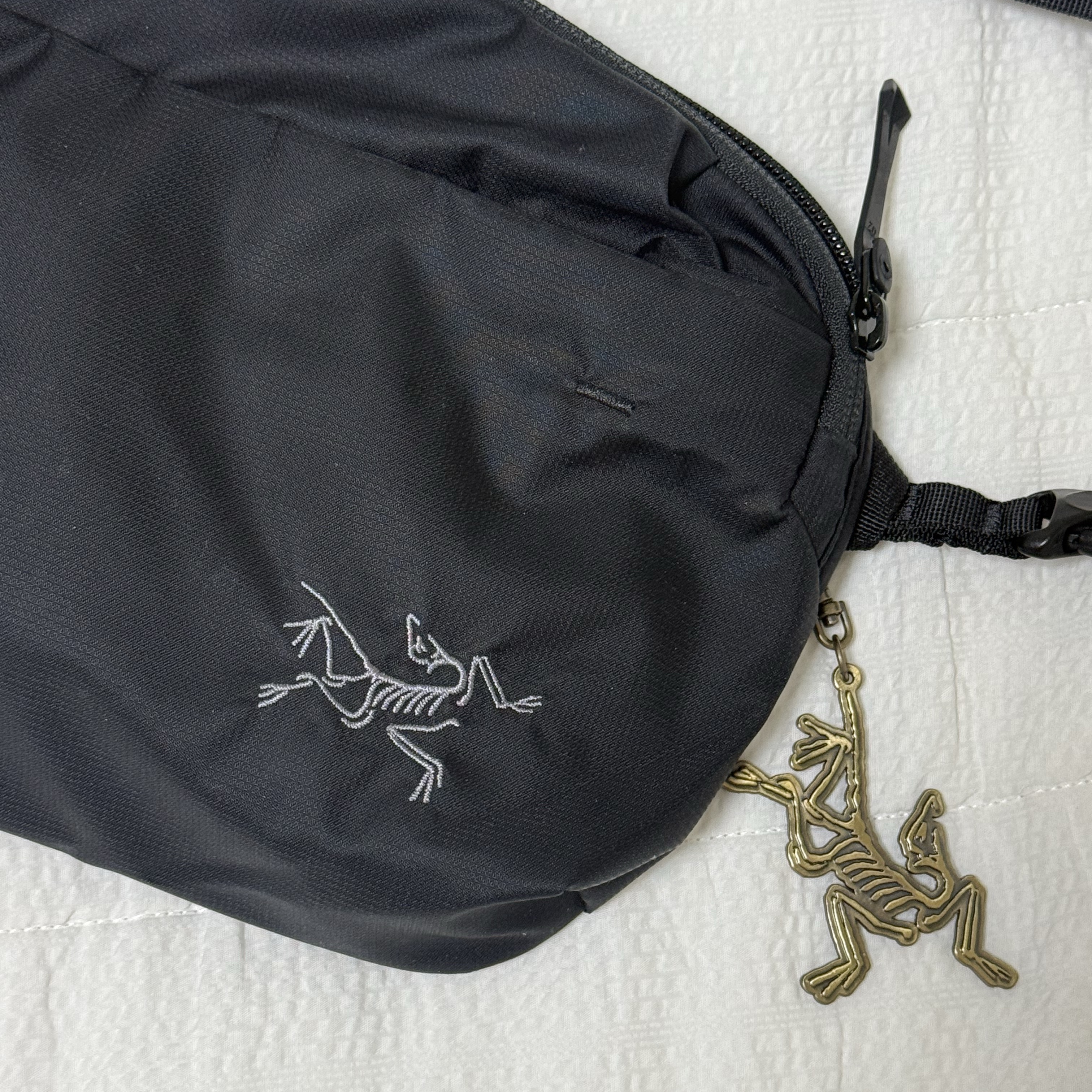 Arc'teryx Heliad 6 Crossbody Bag Black 착용 스타일 - 2
