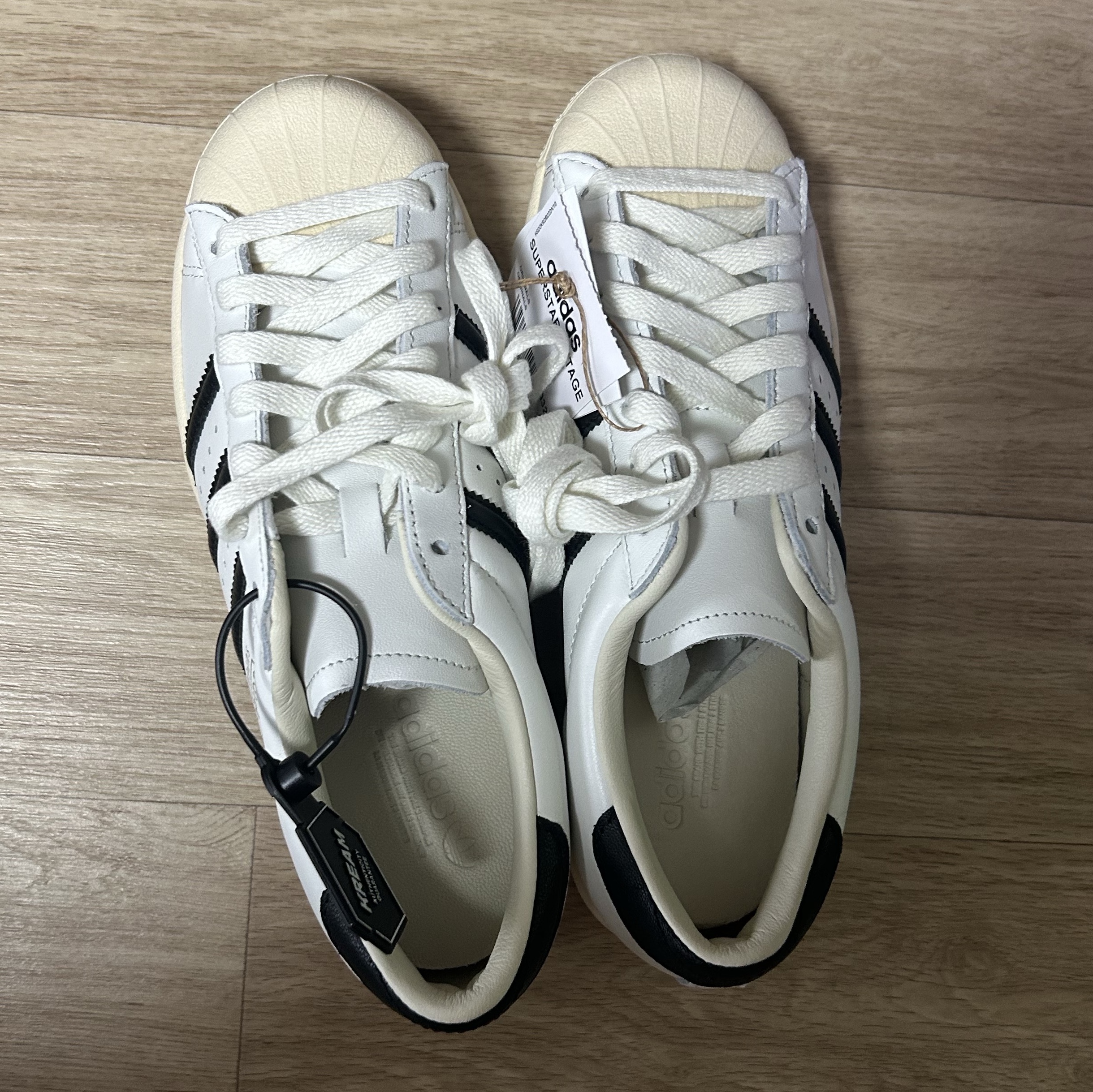 Adidas Superstar Vintage Core White Core Black 착용 스타일