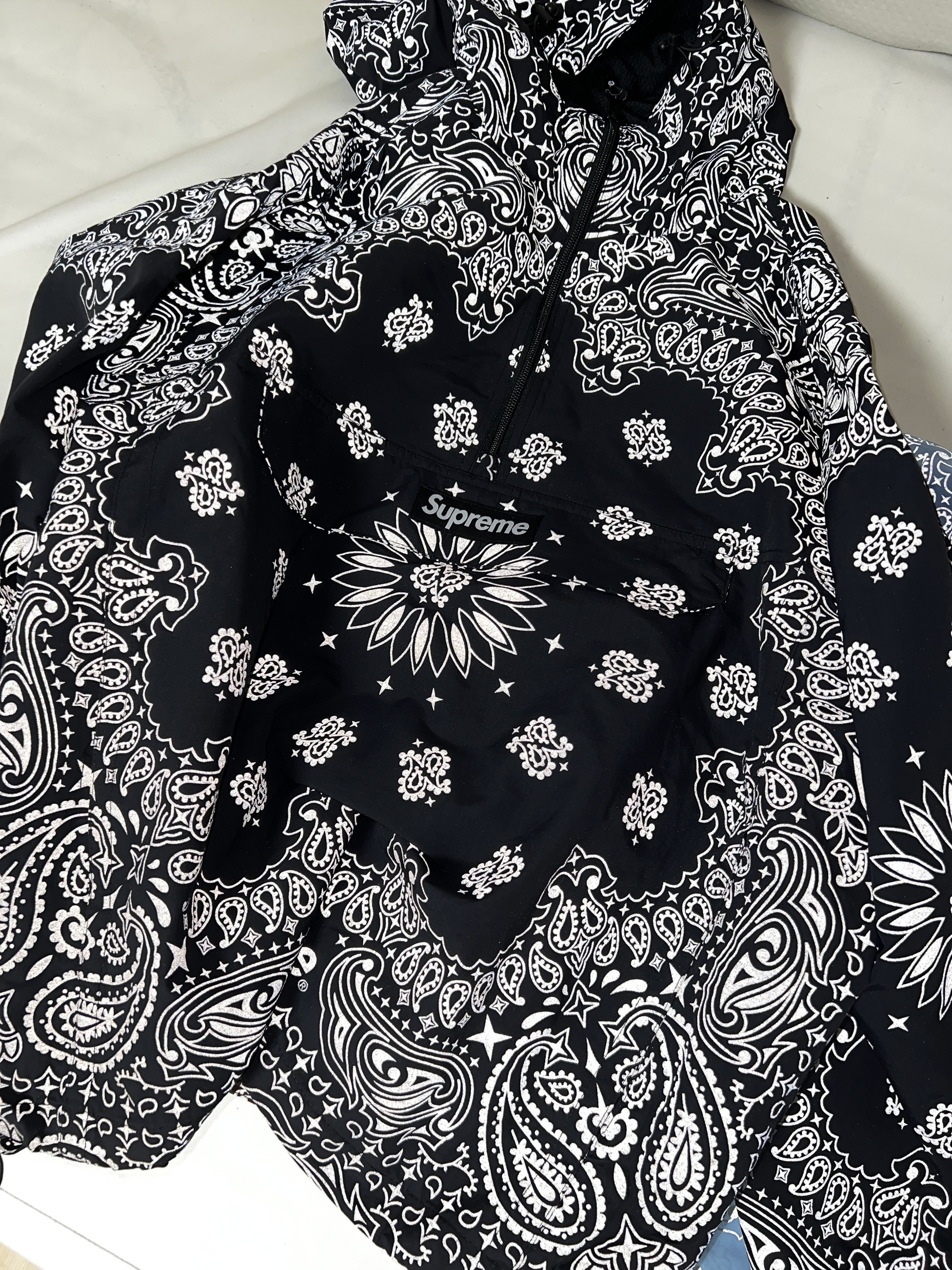 Supreme Reflective Bandana Anorak Black - 26SS 착용 스타일