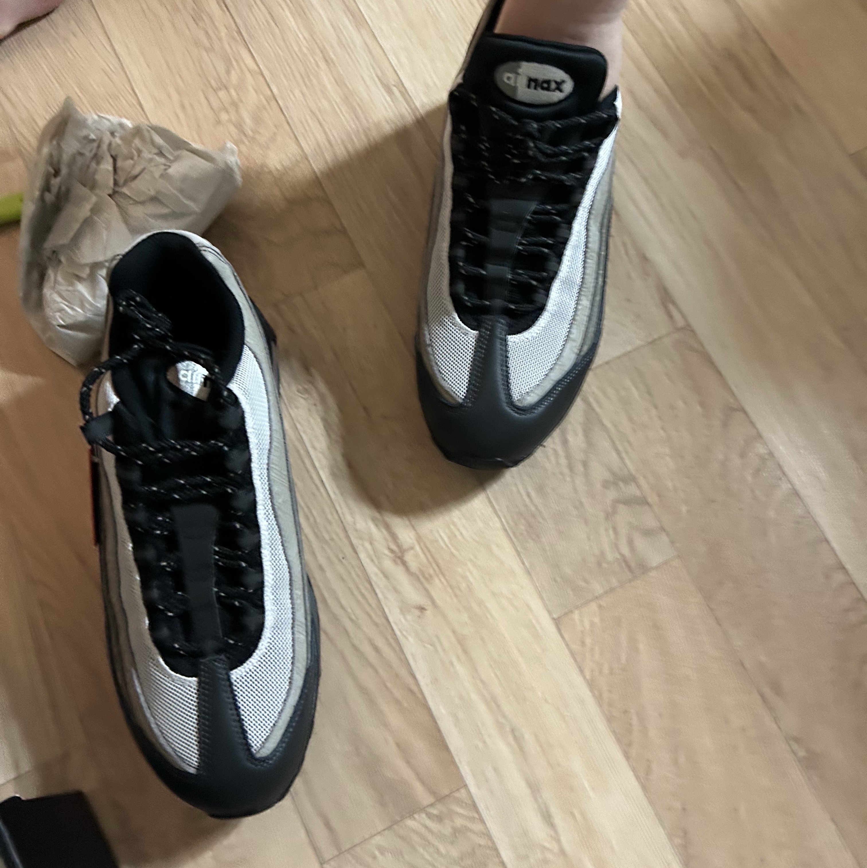 Nike Air Max 95 Big Bubble Pearl Grey and Light Charcoal 착용 스타일