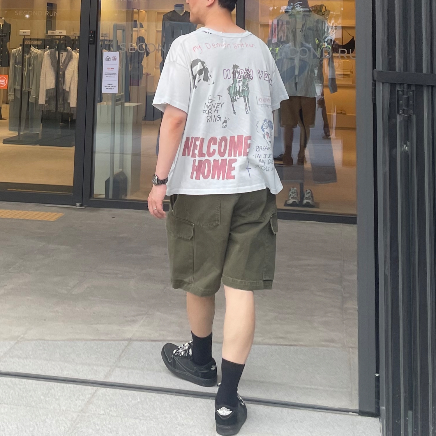Paly Hollywood Bad Luck T-Shirt Off White, Jordan 1 x Travis Scott Retro Low OG SP Black Phantom 착용 스타일 - 2
