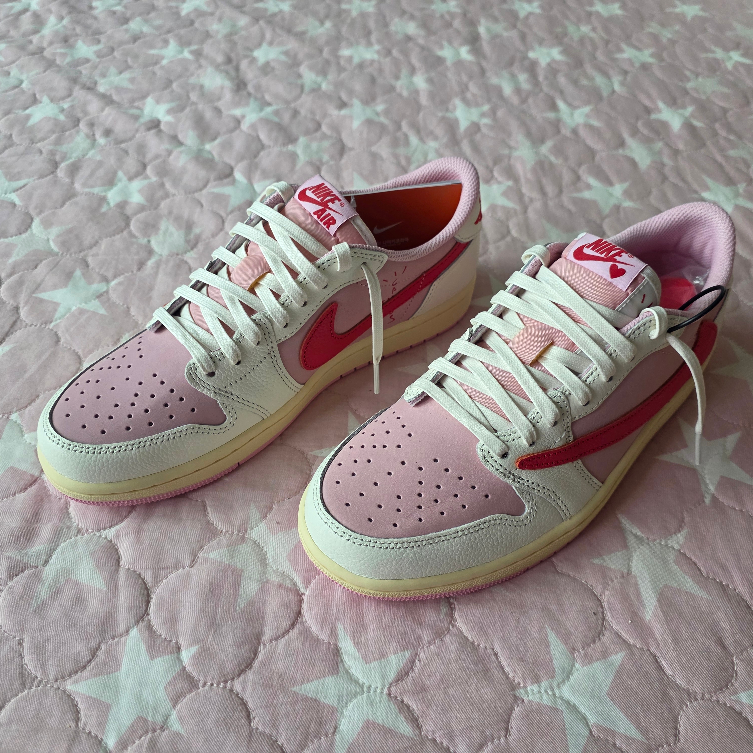 Jordan 1 x Travis Scott Retro Low OG SP Sail Tropical Pink 착용 스타일 - 1