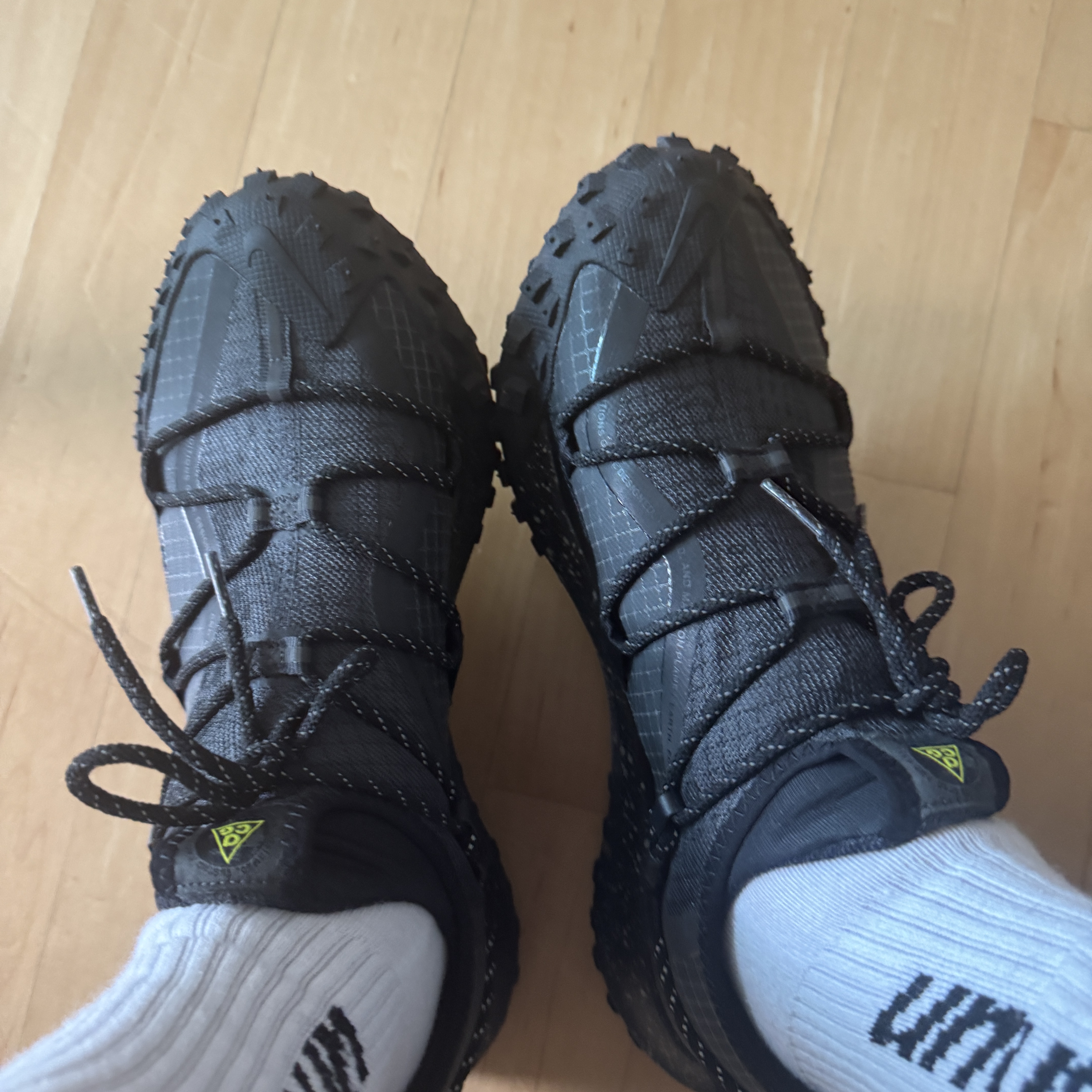 Nike ACG Mountain Fly Low Gore-Tex SE Dark Smoke Grey 착용 스타일