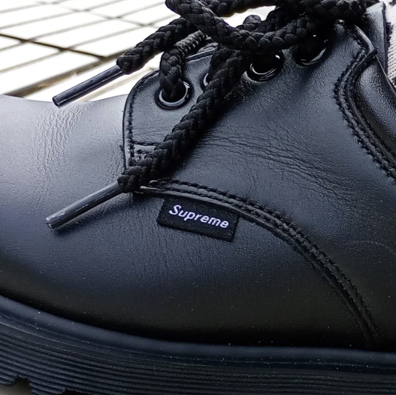 Dr. Martens x Supreme Postal Supreme 4-Eye Shoe Black - 26SS 착용 스타일 - 3