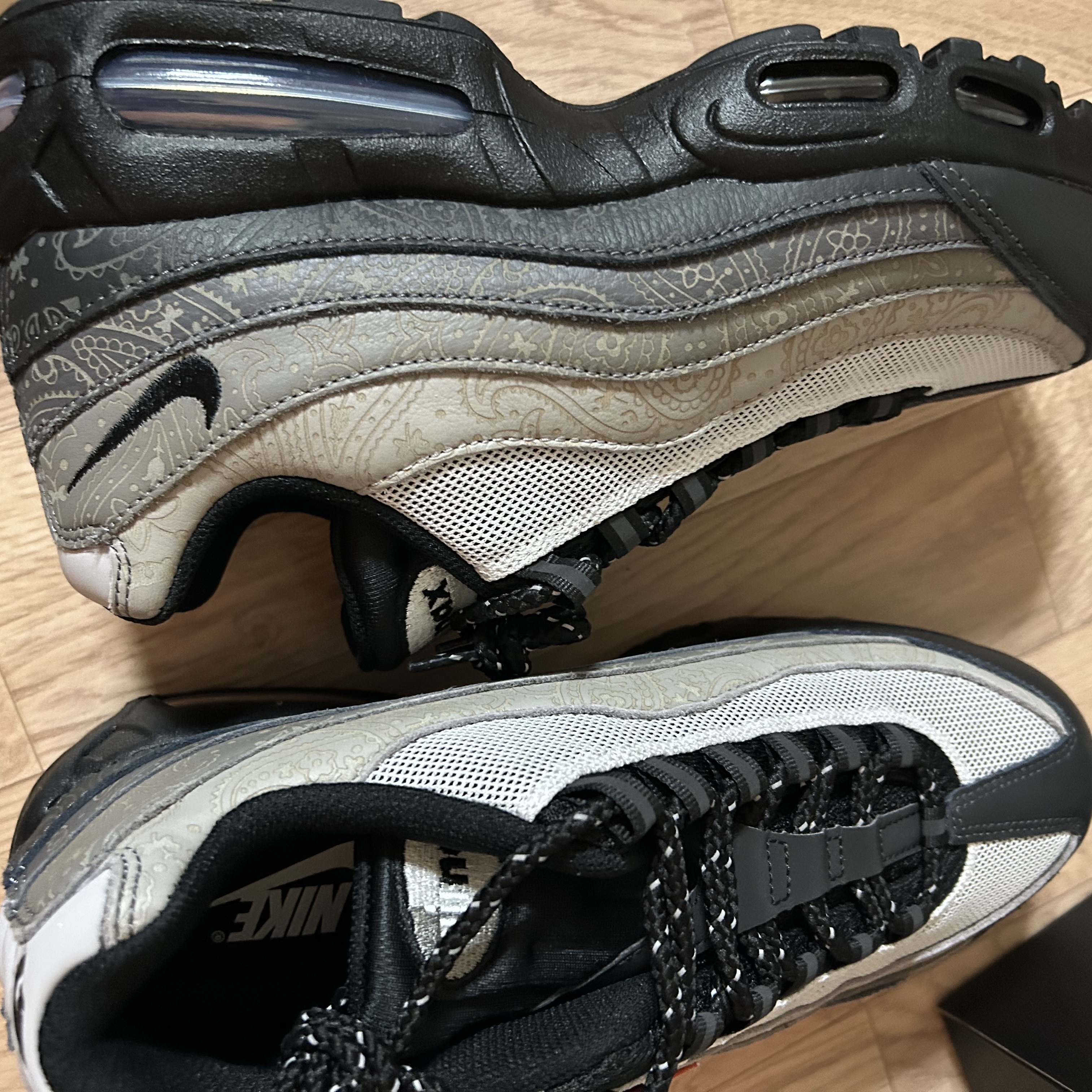 Nike Air Max 95 Big Bubble Pearl Grey and Light Charcoal 착용 스타일