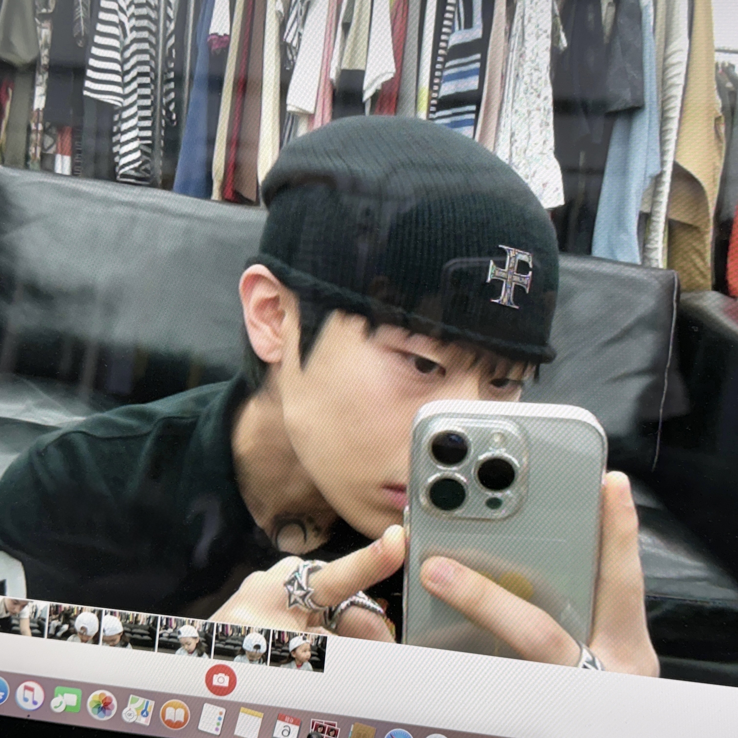 Farfromwhat Far Small F Charm Beanie_Black, Apple iPhone 16 Pro 256GB Natural Titanium (Korean Ver.) 착용 스타일 - 2