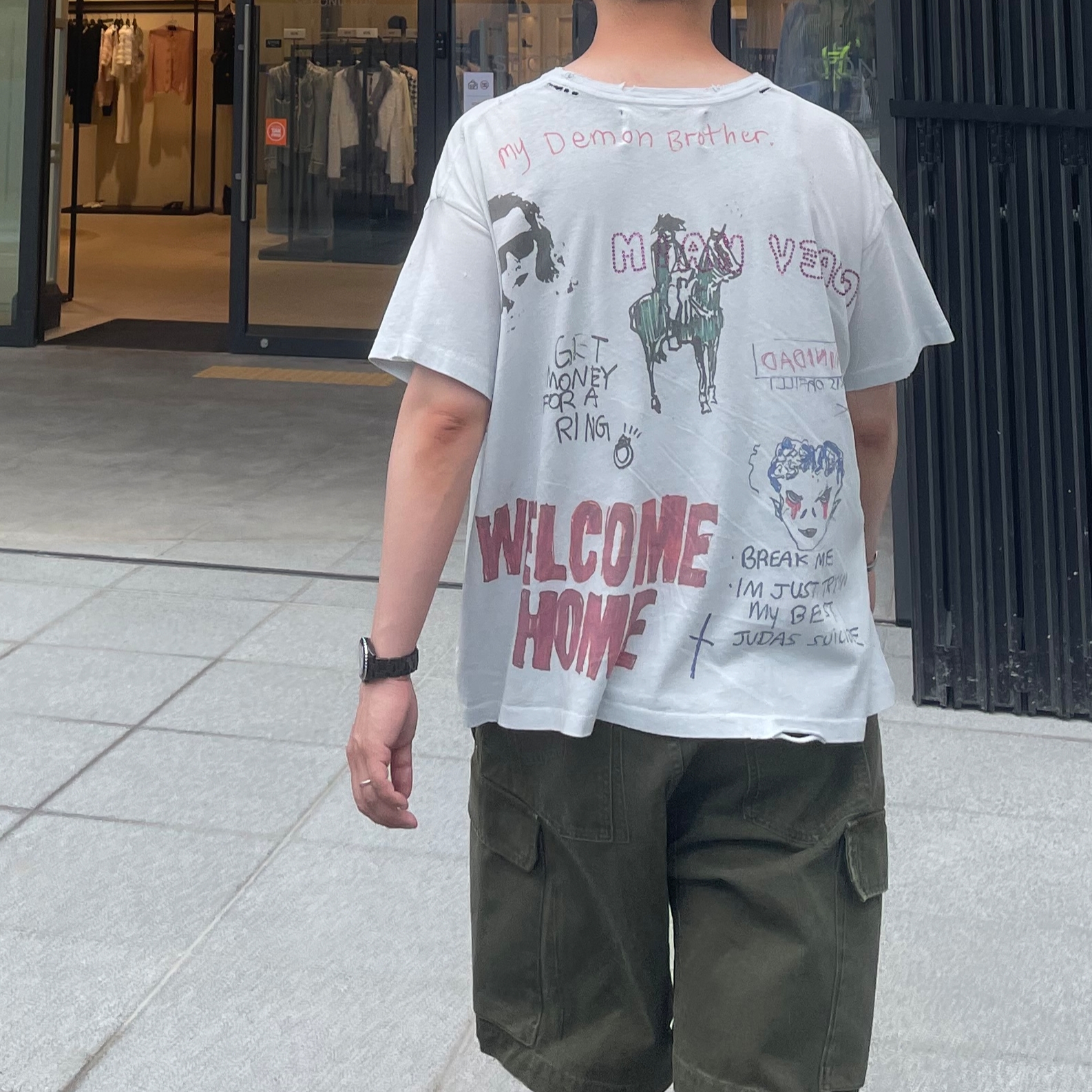 Paly Hollywood Bad Luck T-Shirt Off White, Jordan 1 x Travis Scott Retro Low OG SP Black Phantom 착용 스타일 - 3