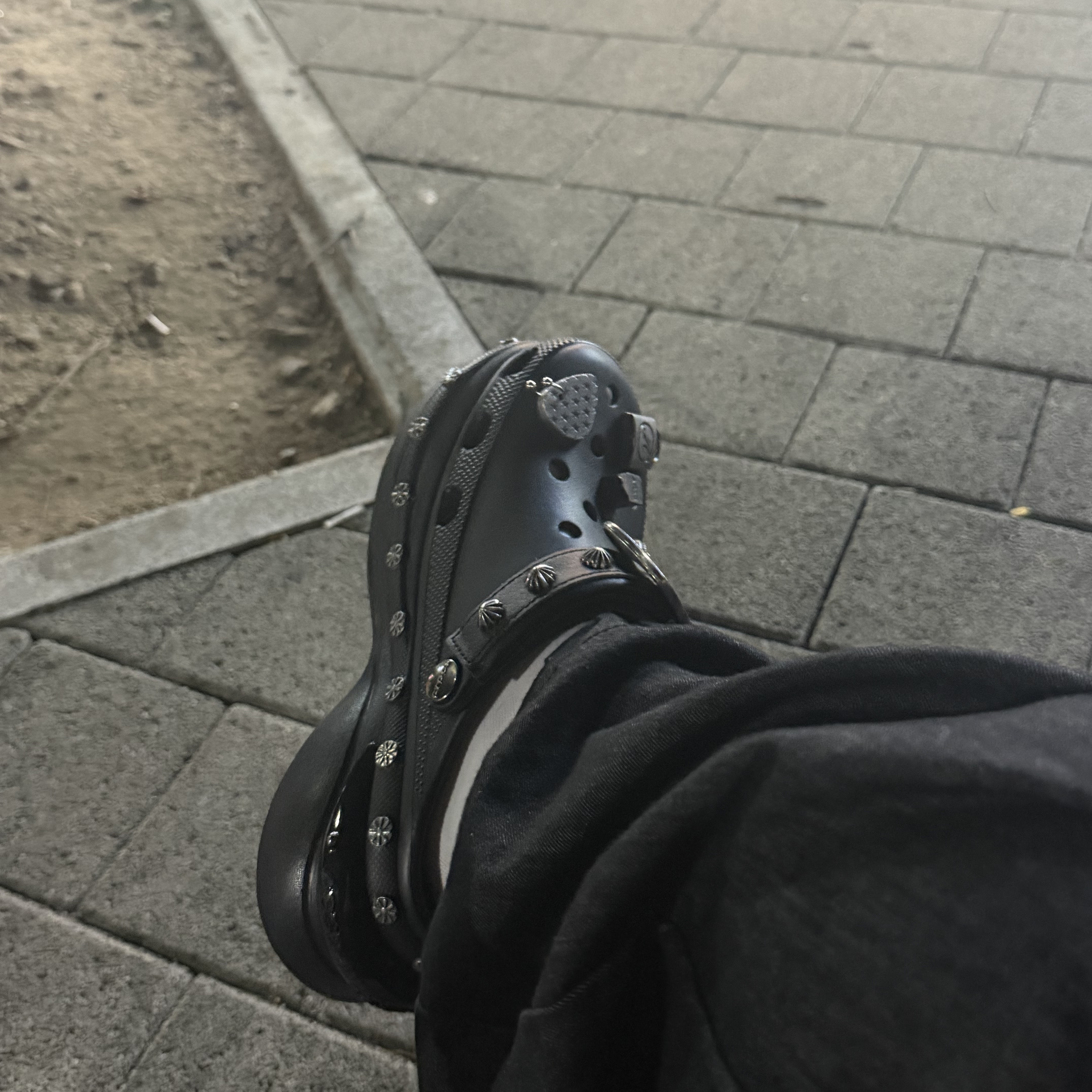 (W) Crocs x Andersson Bell Bae Clog Black 착용 스타일 - 2