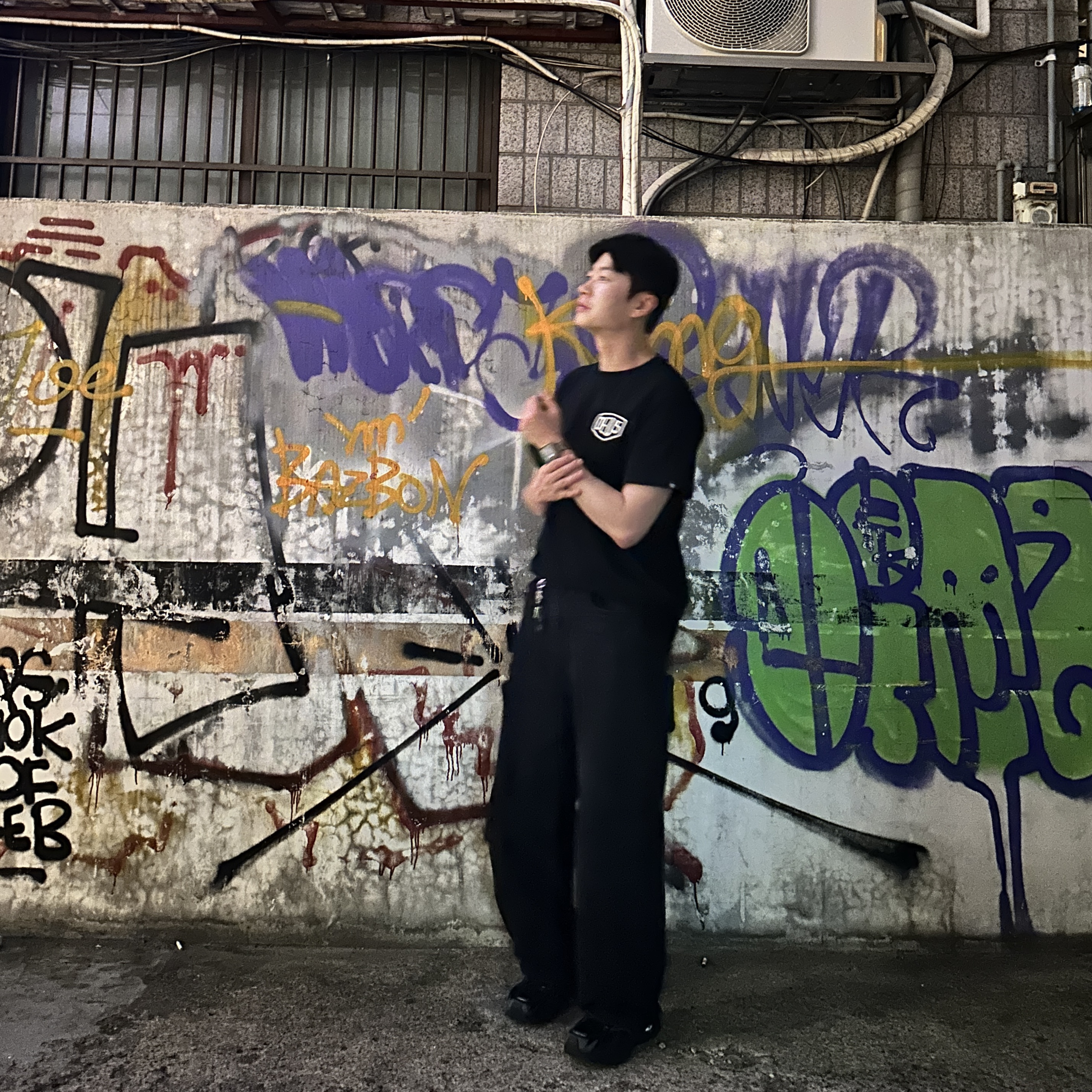[6% 적립] Deus Ex Machina Seoul College Address Tee Black, Mizuno Racer Trail SE Black 착용 스타일 - 2