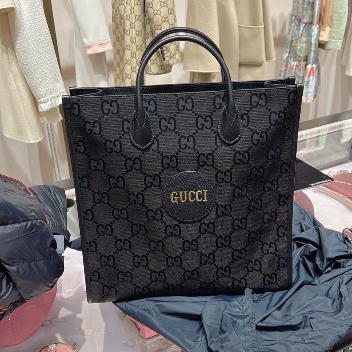 Gucci Off The Grid Tote Bag Black 착용 스타일