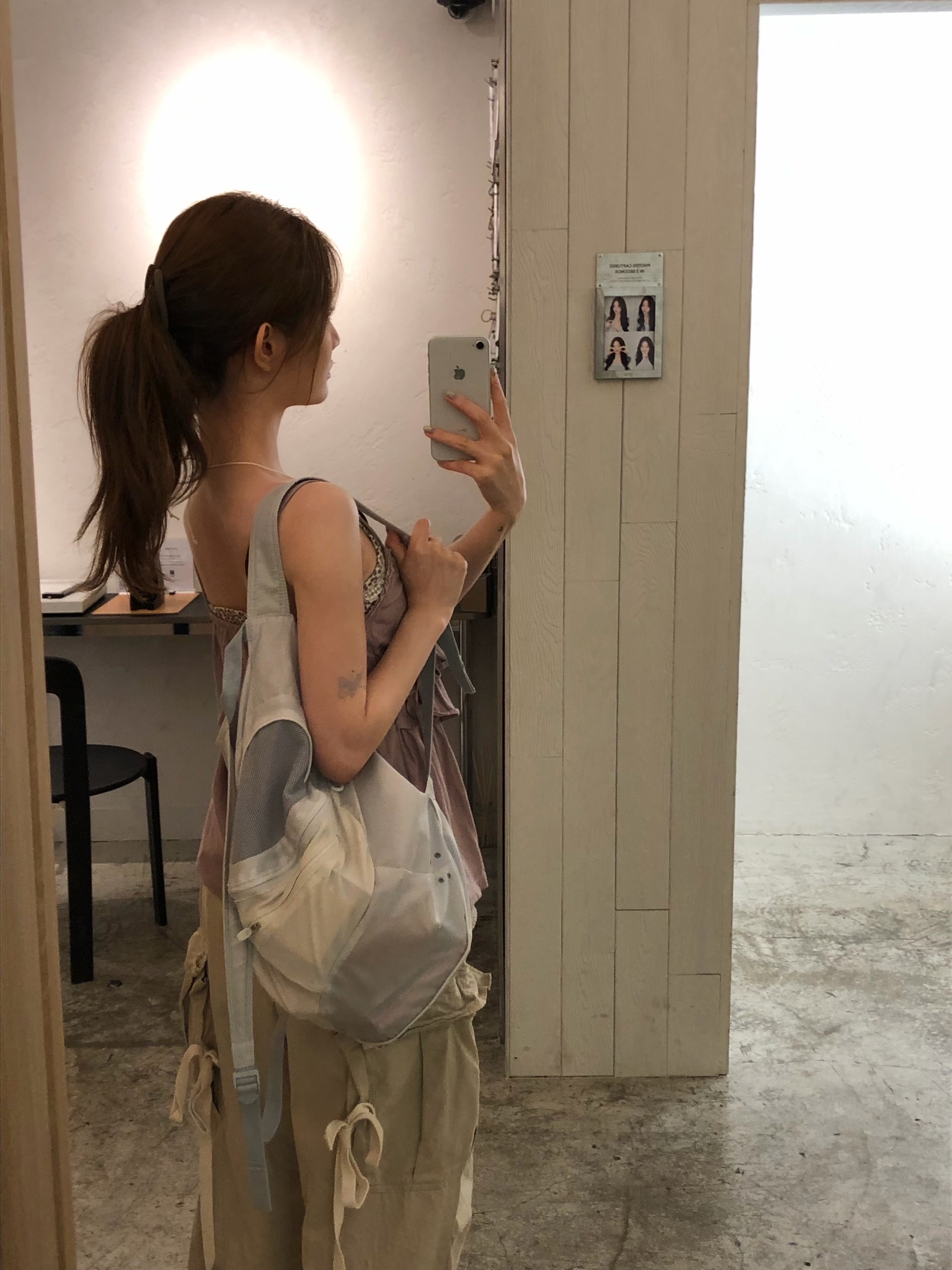 Mischief x Eplc Lightweight Zip Around Backpack Light Gray 착용 스타일 - 2
