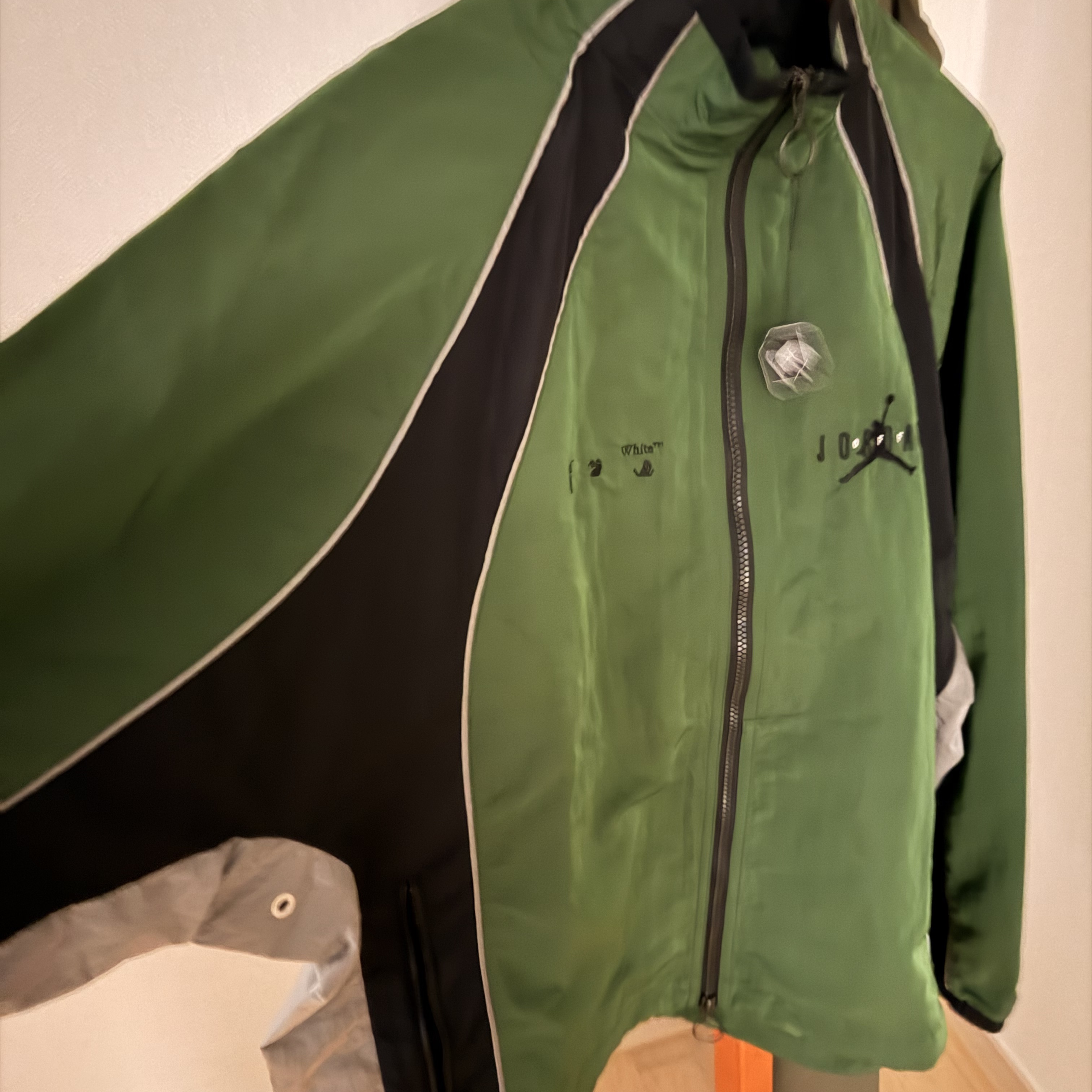 Jordan x Off-White Track Top Forest Green - Asia 착용 스타일 - 2