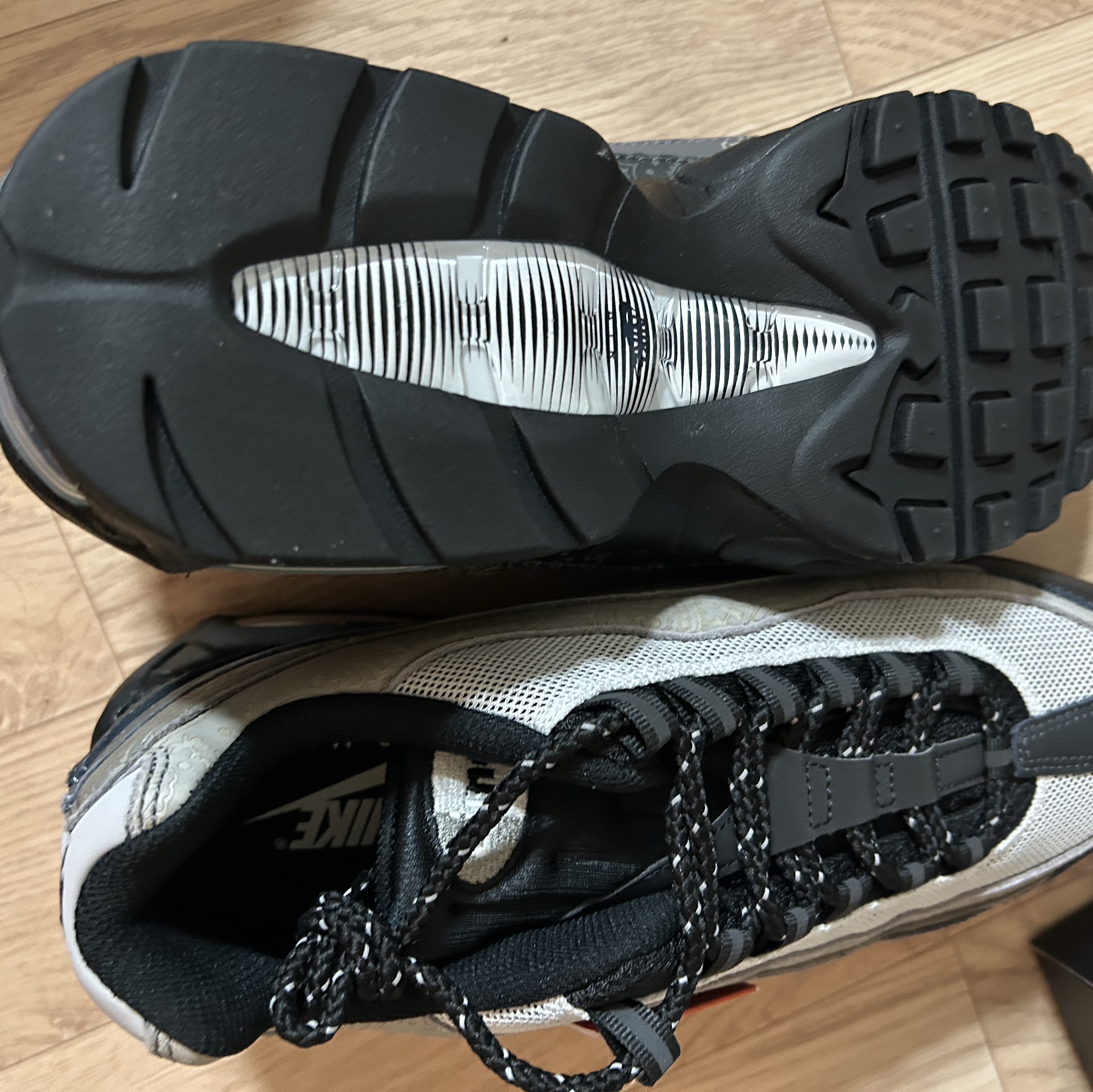 Nike Air Max 95 Big Bubble Pearl Grey and Light Charcoal 착용 스타일