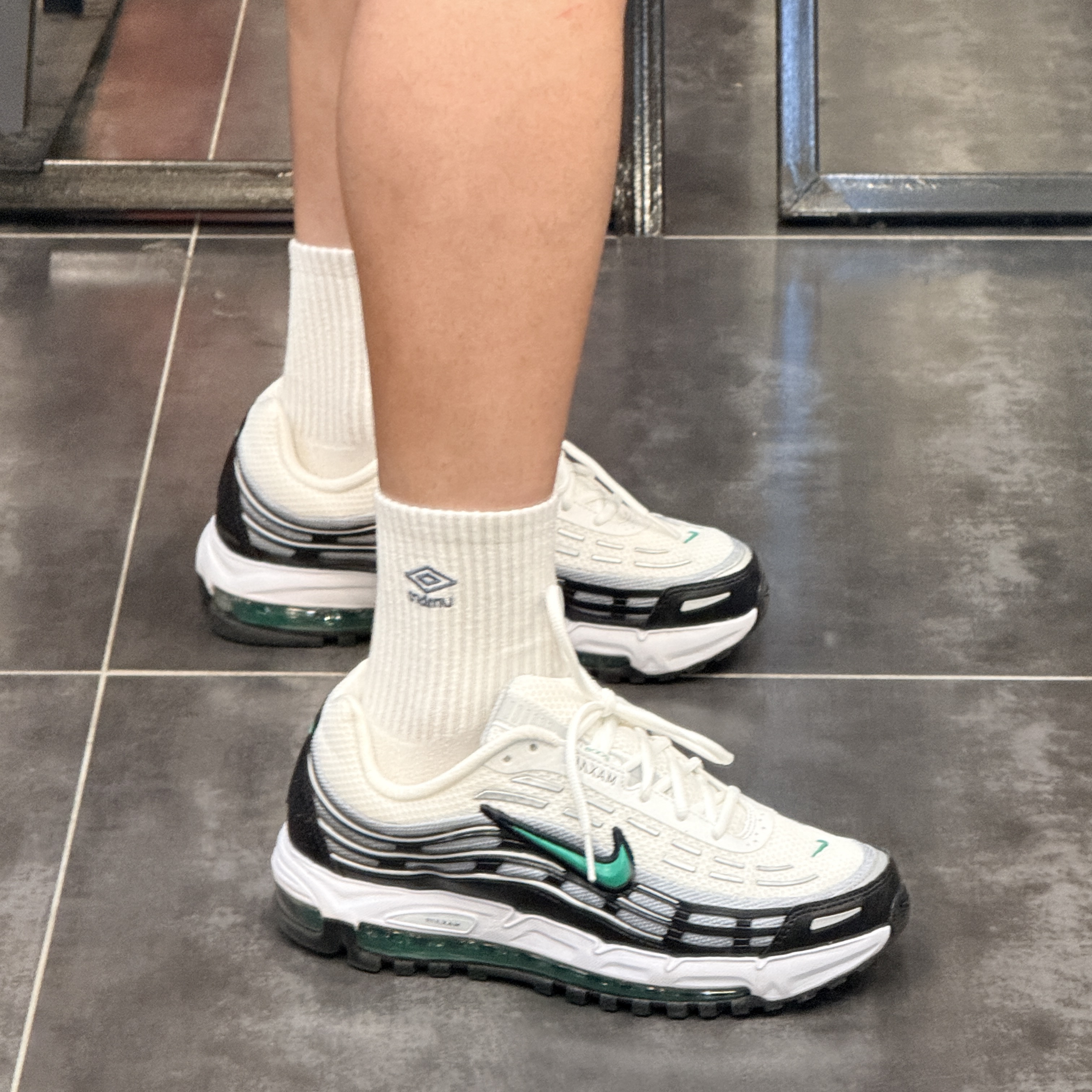 Nike Air Max TL 2.5 Black and Metallic Silver 착용 스타일