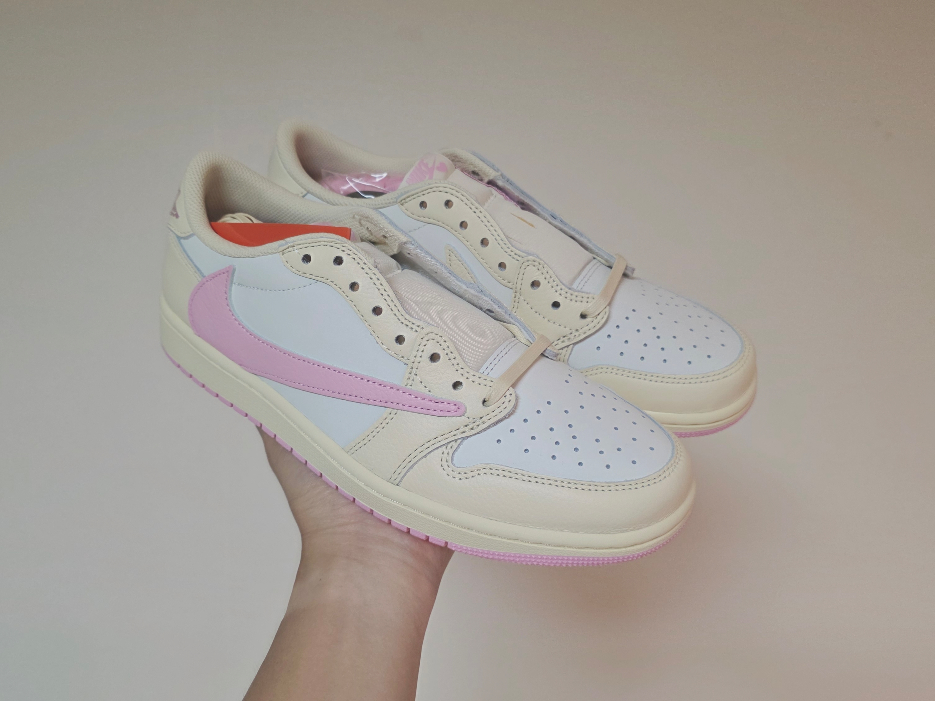 Jordan 1 x Travis Scott Retro Low OG SP Muslin Shy Pink 착용 스타일 - 2