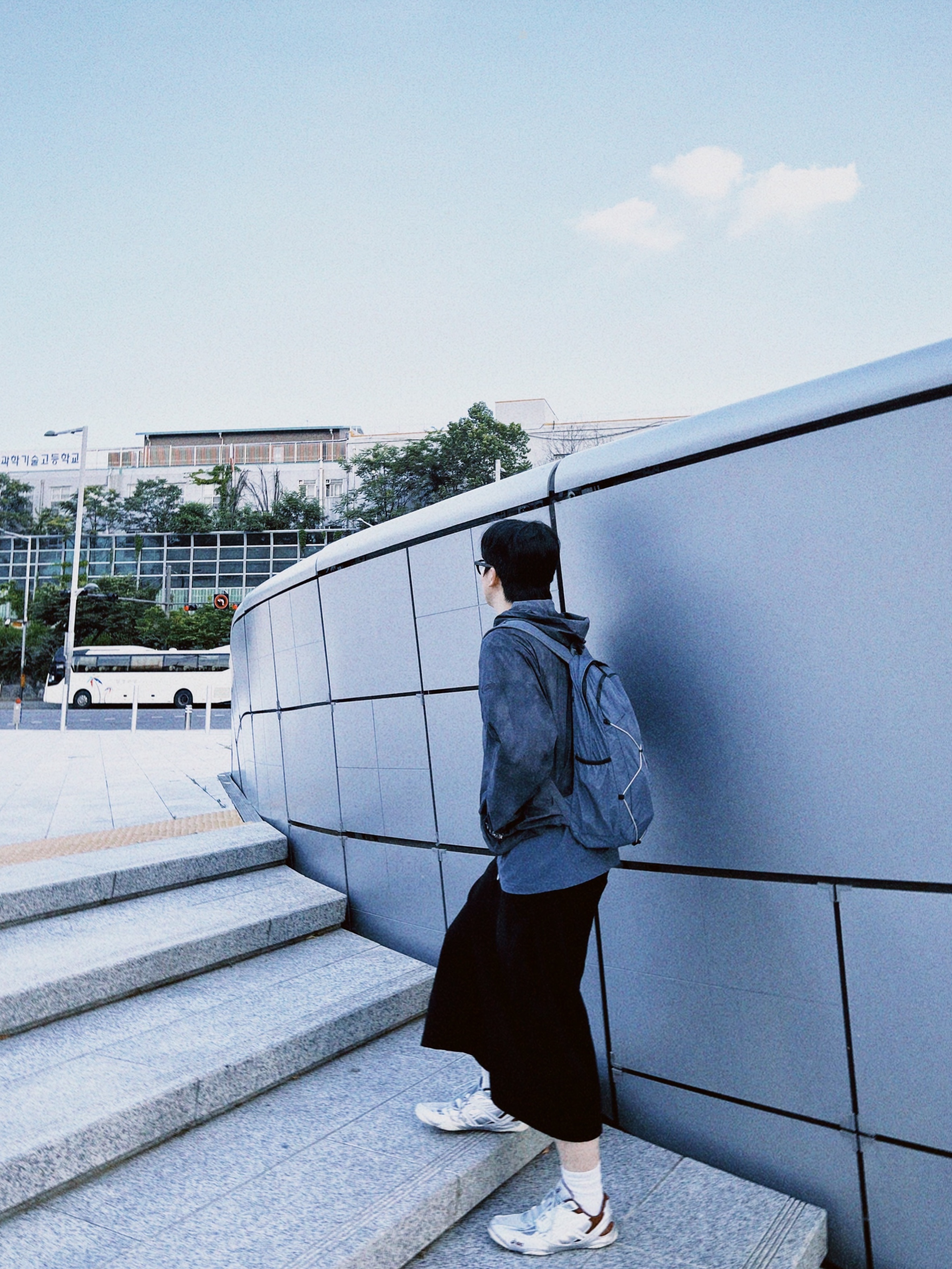[KREAM 단독] MAZIUNTITLED Roam Pack Dusty Blue 착용 스타일 - 6