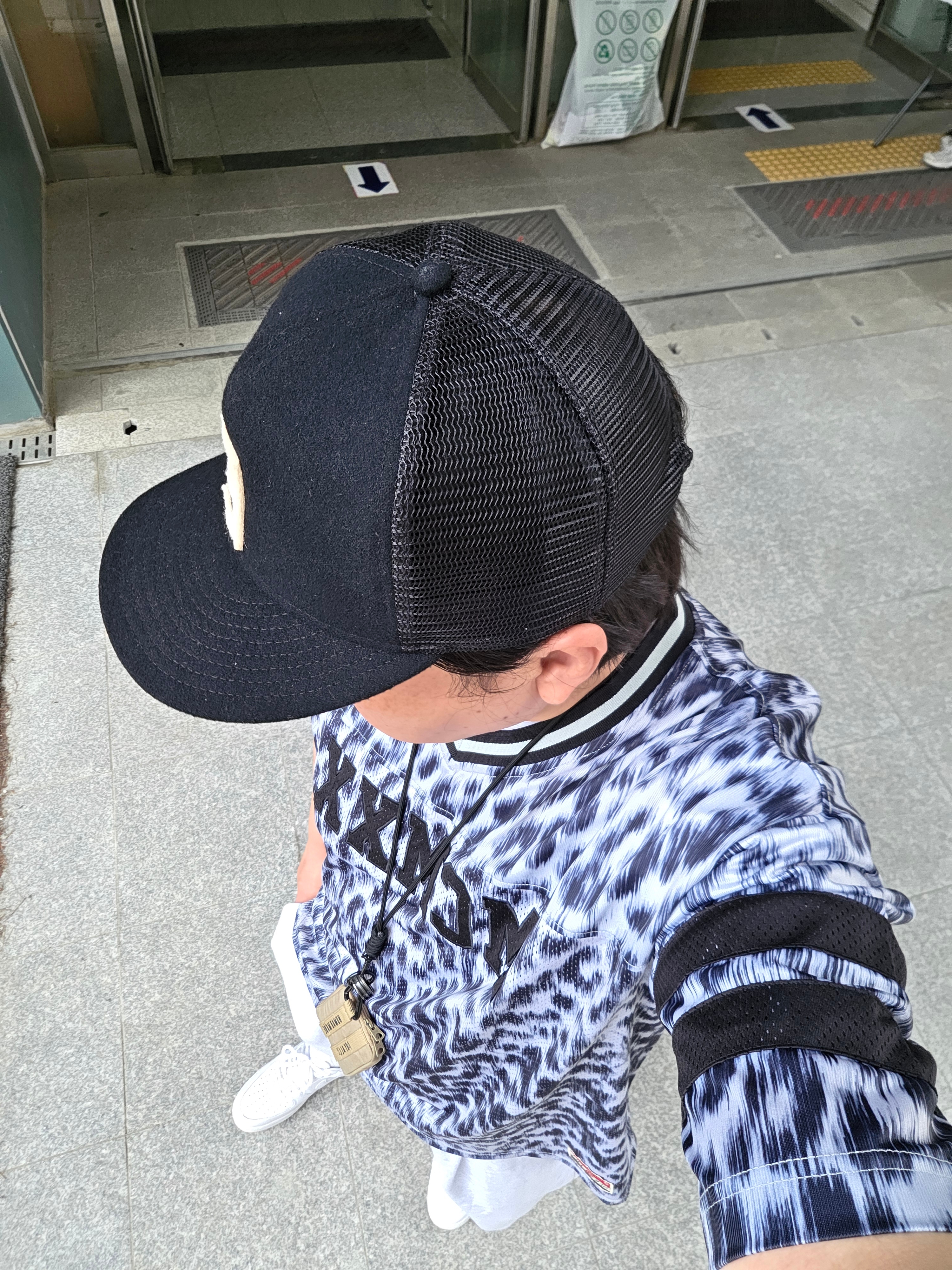 Essentials x New Era E Trucker Cap Black, Human Made Military Card Case Beige 착용 스타일 - 2