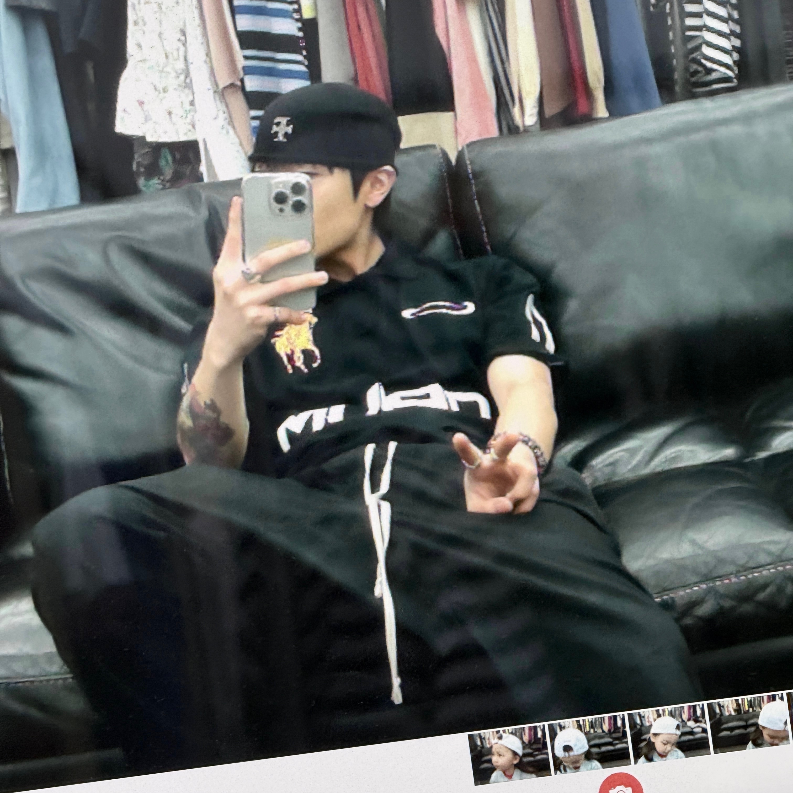 Farfromwhat Far Small F Charm Beanie_Black, Apple iPhone 16 Pro 256GB Natural Titanium (Korean Ver.) 착용 스타일 - 3