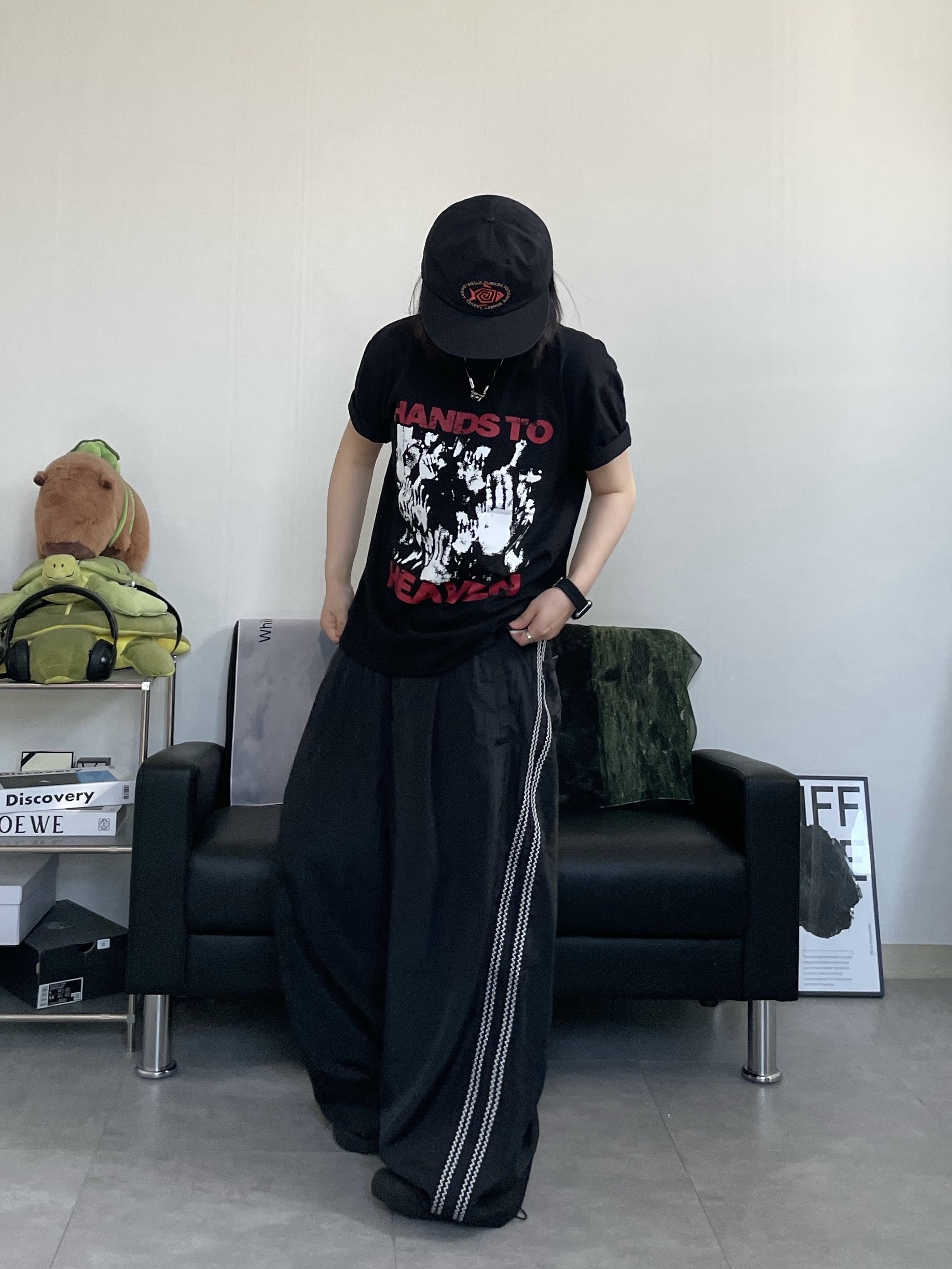 Hello Sunrise Fish Oval Logo Relaxed Fit 6P Cap Black 착용 스타일 - 3