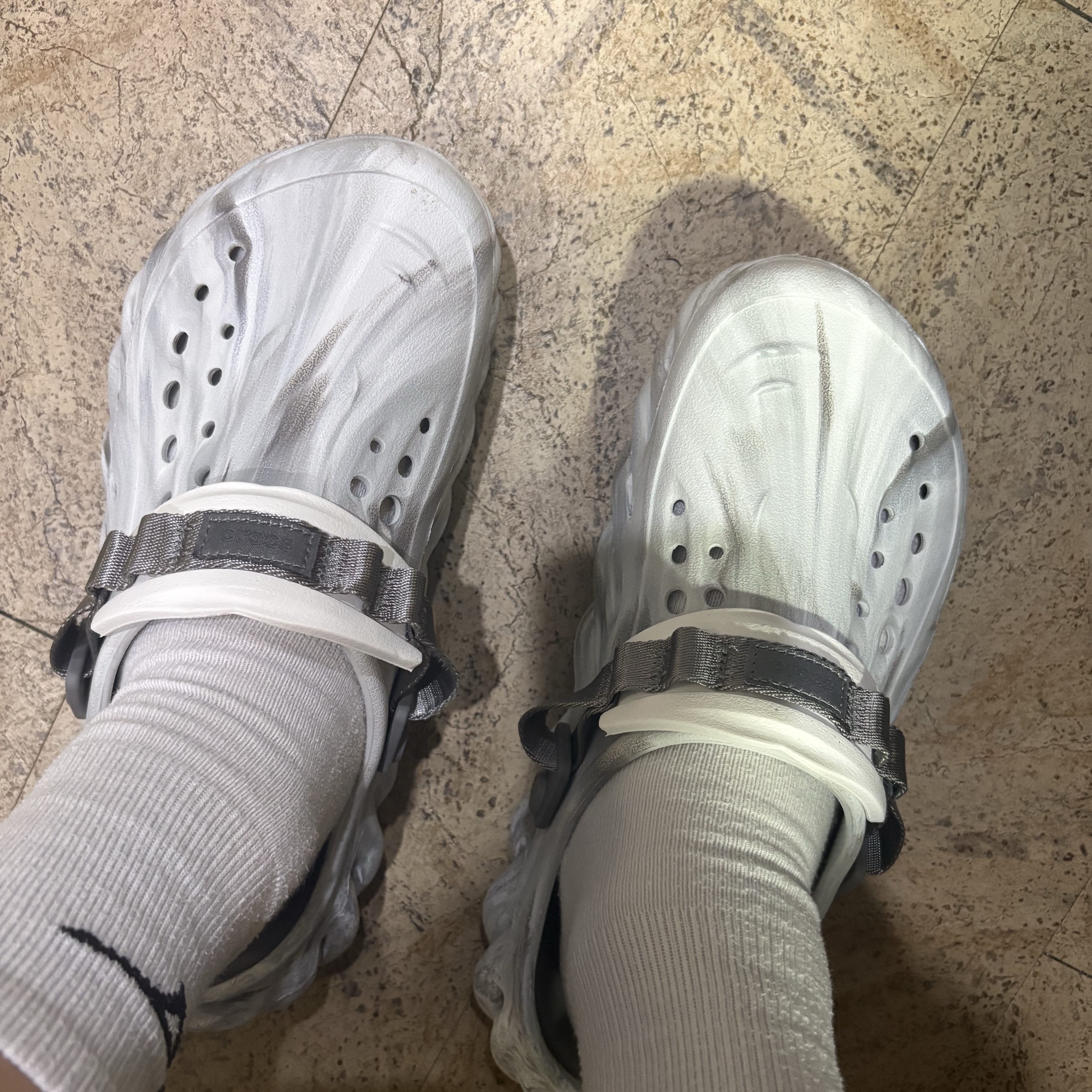 Crocs Echo Marbled Clog Moonlight Multi 착용 스타일 - 3