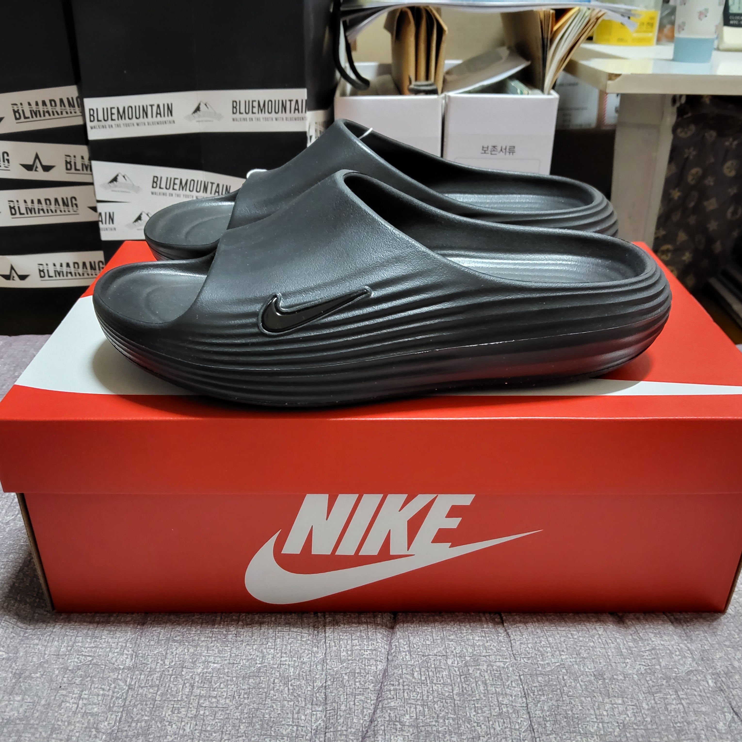 Nike ReactX Rejuven8 Slide Black 착용 스타일 - 1